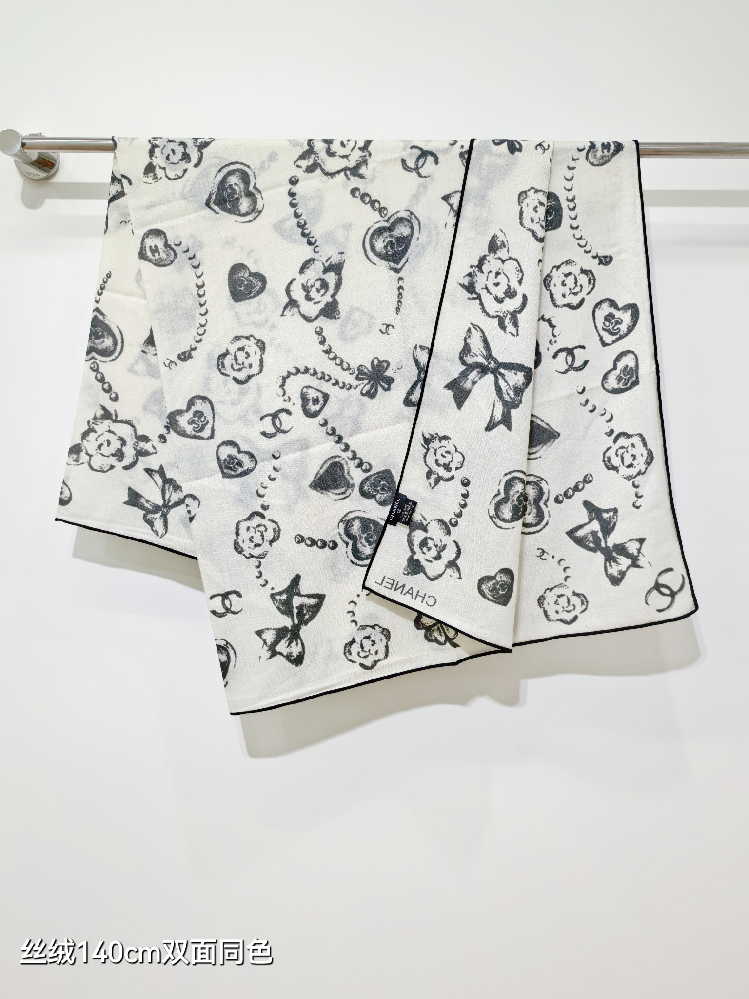 P235❄RCC2591
双面同色  140x140cm 70%羊绒30%真丝
香奈儿《》