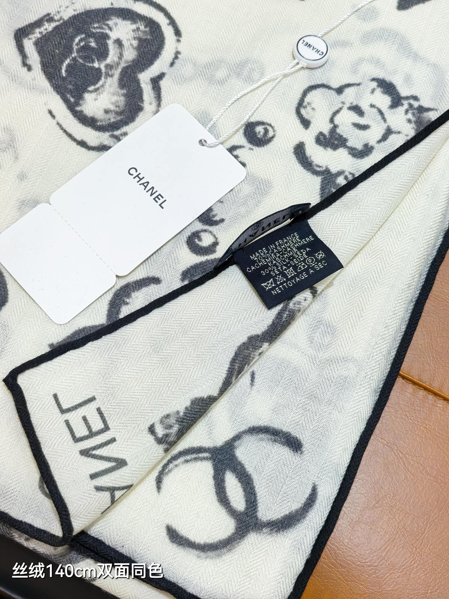 P235❄RCC2591
双面同色  140x140cm 70%羊绒30%真丝
香奈儿《》