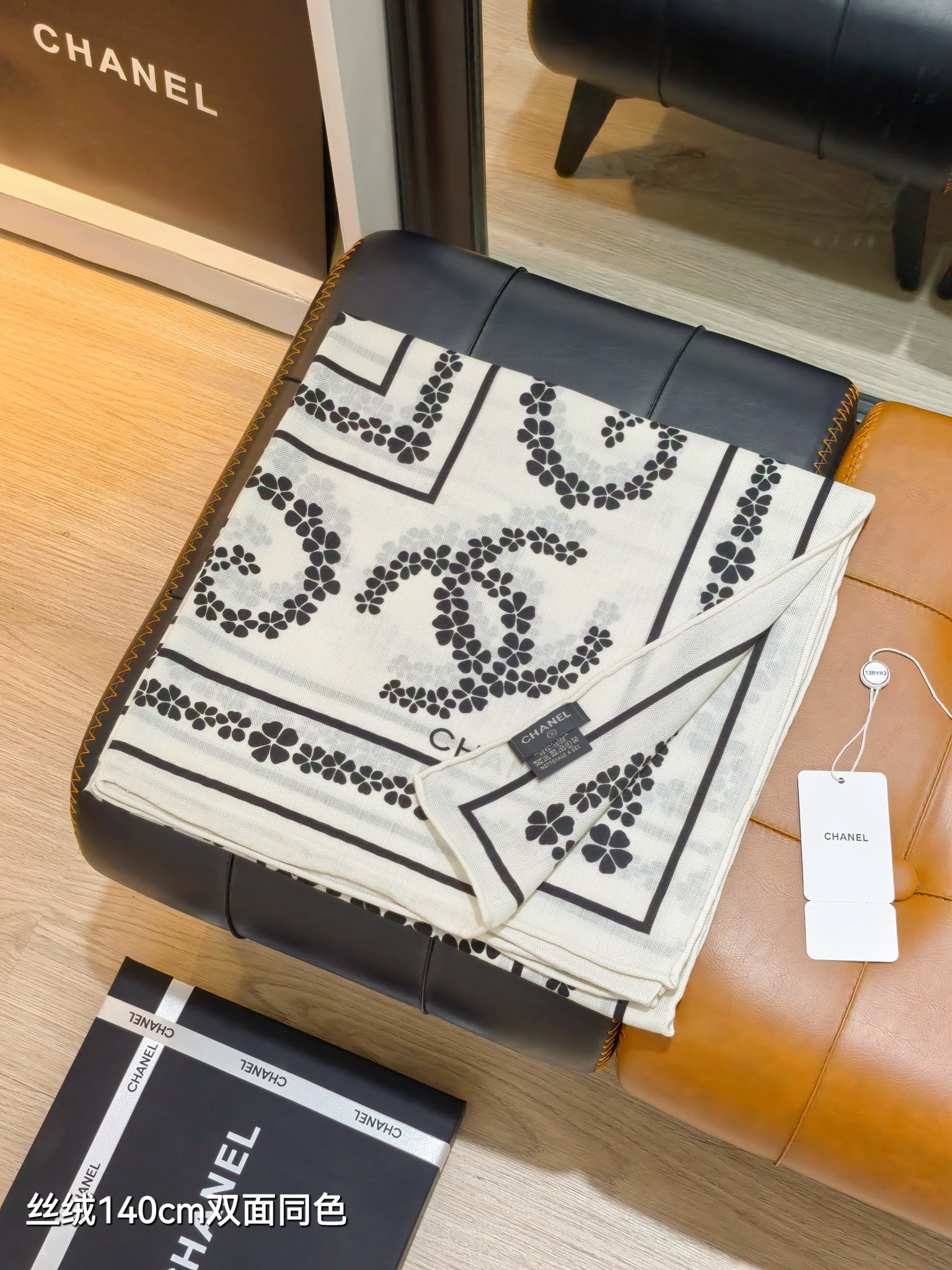 P235❄RCC2592
双面同色  140x140cm 70%羊绒30%真丝
香奈儿《》