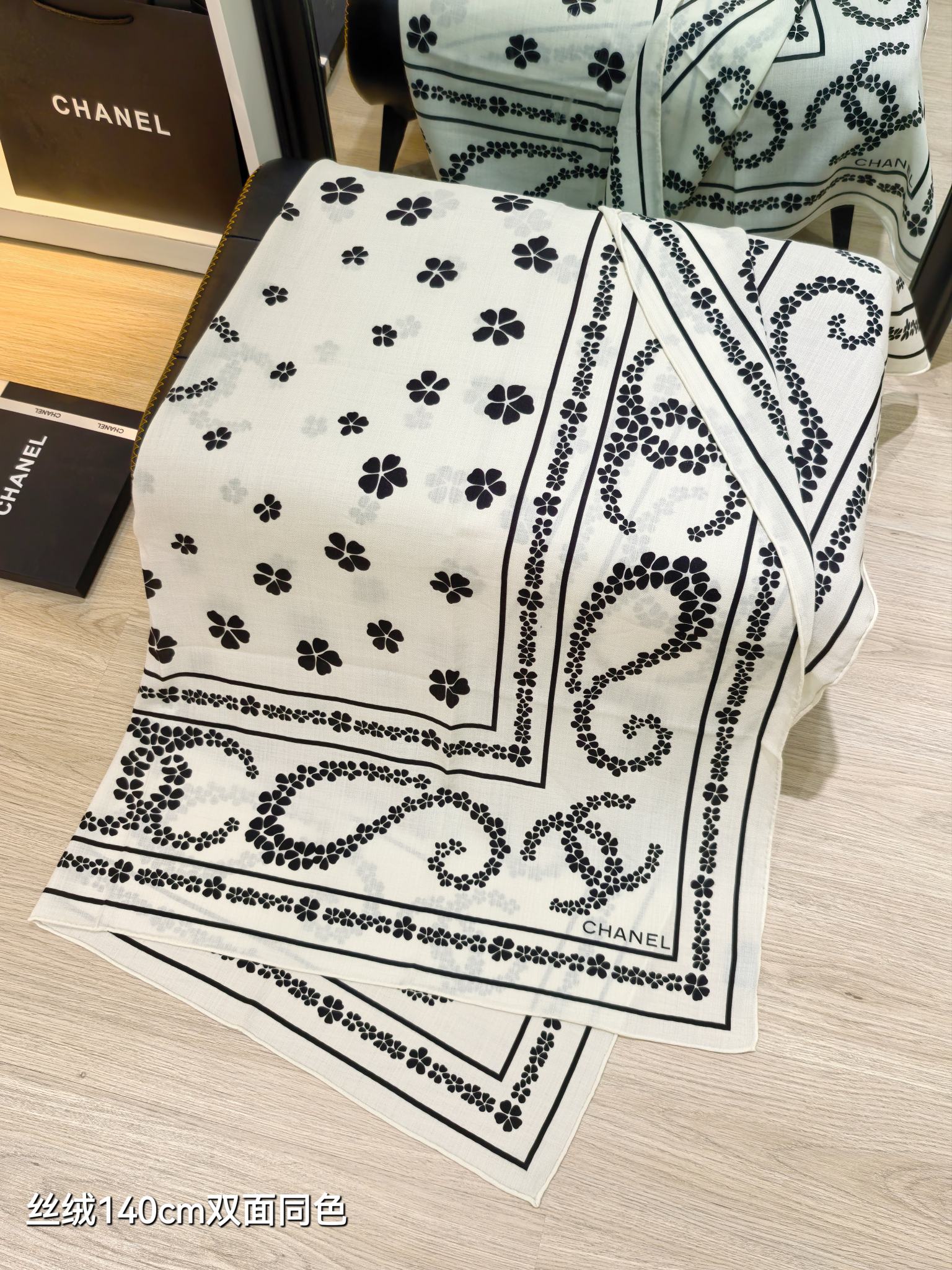 P235❄RCC2592
双面同色  140x140cm 70%羊绒30%真丝
香奈儿《》