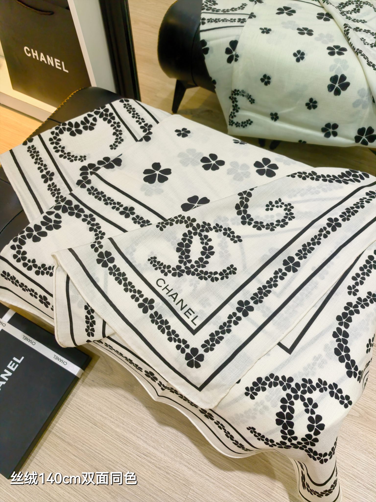 P235❄RCC2592
双面同色  140x140cm 70%羊绒30%真丝
香奈儿《》