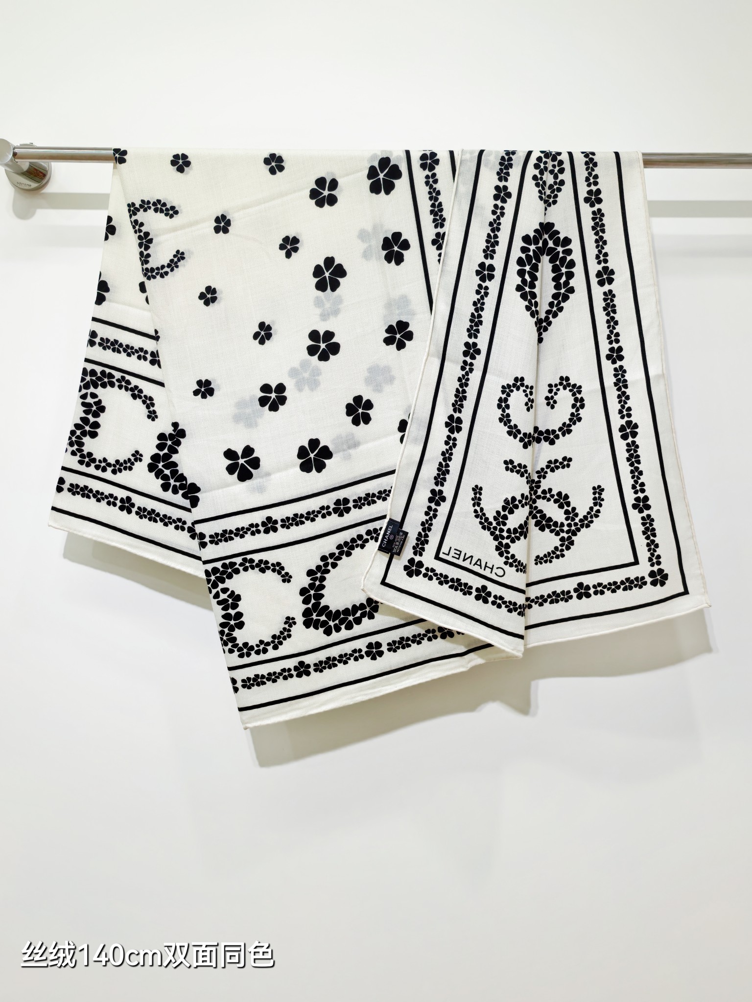 P235❄RCC2592
双面同色  140x140cm 70%羊绒30%真丝
香奈儿《》