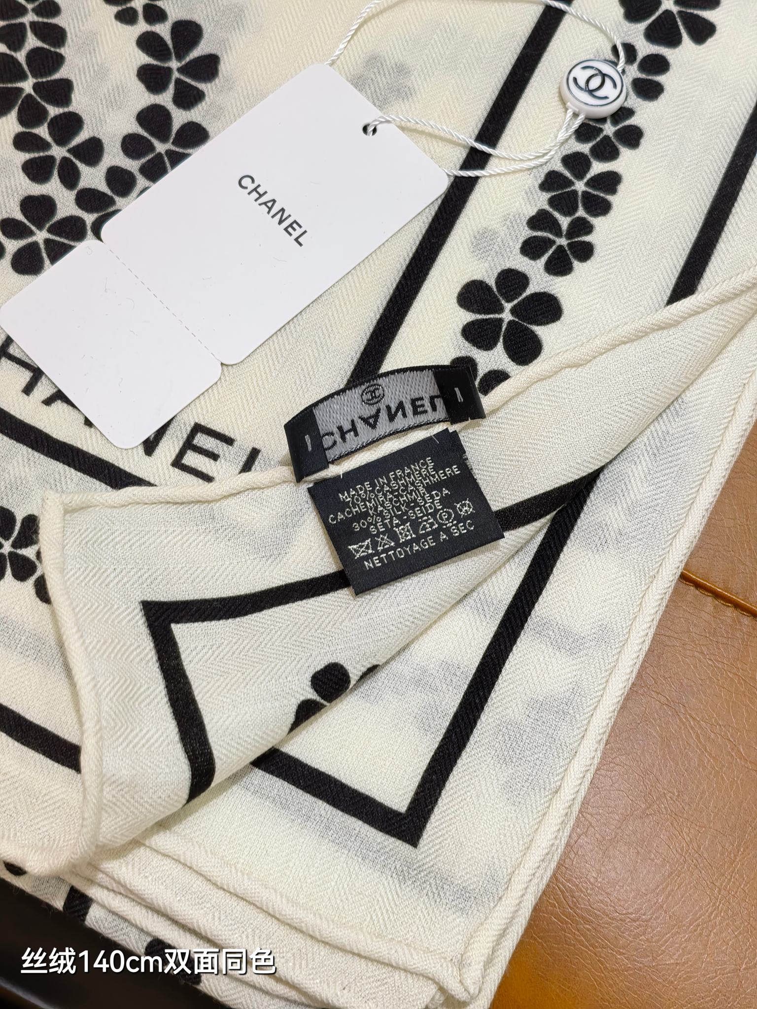 P235❄RCC2592
双面同色  140x140cm 70%羊绒30%真丝
香奈儿《》