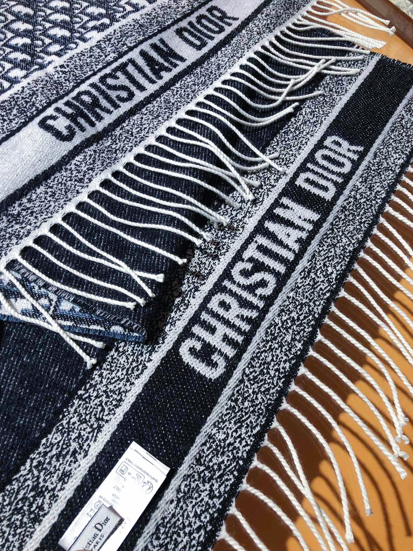 ❄️RDO2442重磅推荐‼️迪奥Oblique印花围巾❗️ 全新演绎 Dior 经典图案。采用山羊绒和