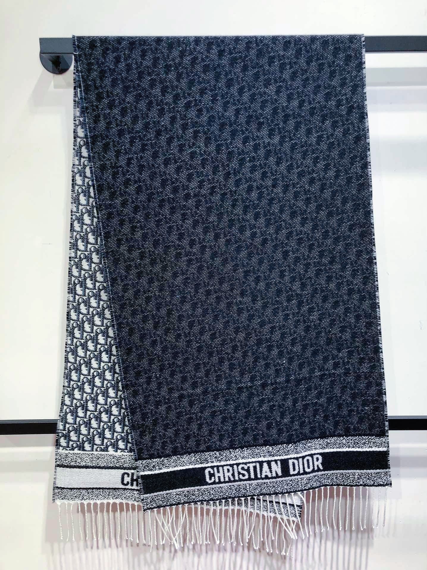 ❄️RDO2442重磅推荐‼️迪奥Oblique印花围巾❗️ 全新演绎 Dior 经典图案。采用山羊绒和