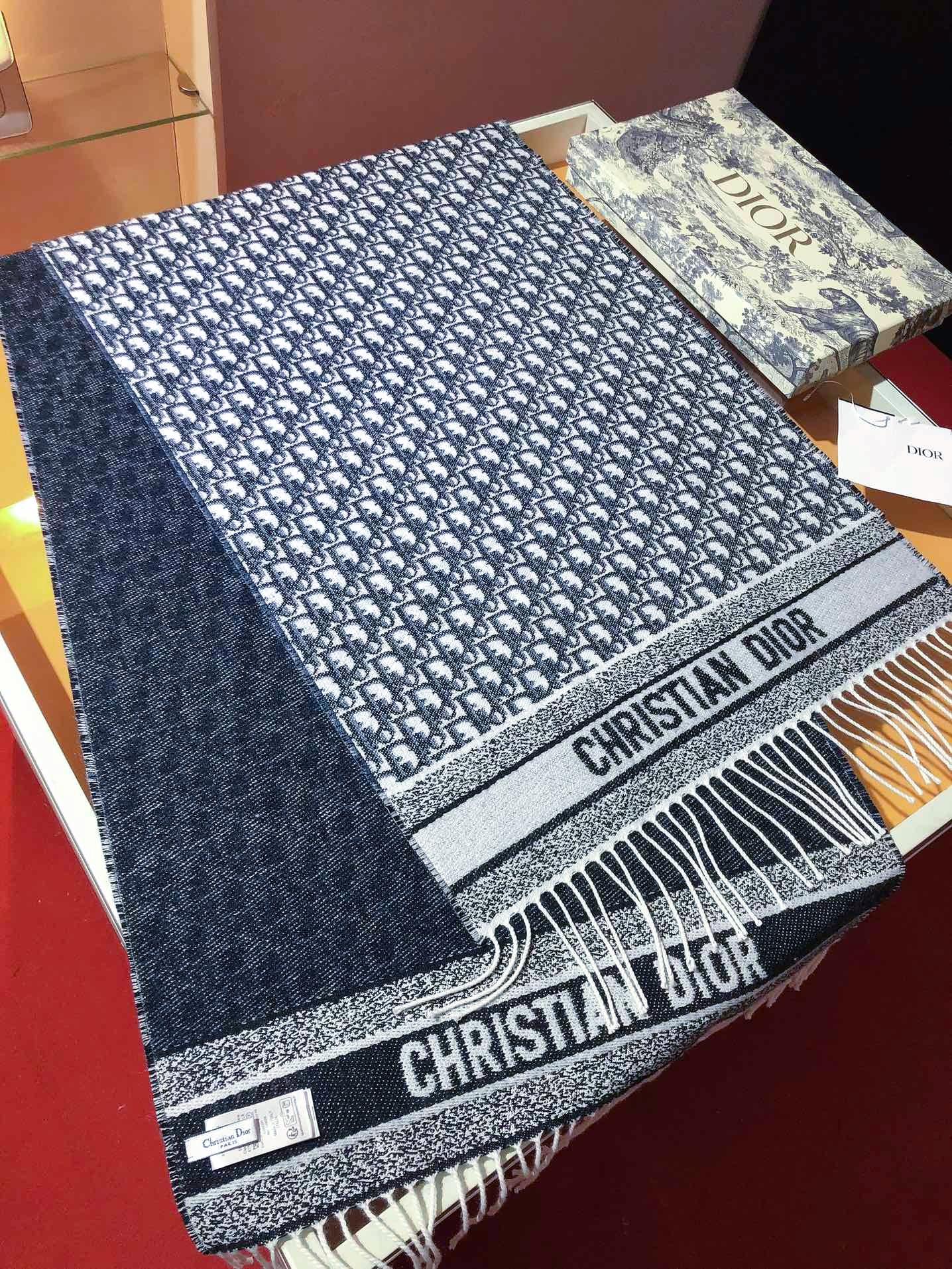 ❄️RDO2442重磅推荐‼️迪奥Oblique印花围巾❗️ 全新演绎 Dior 经典图案。采用山羊绒和