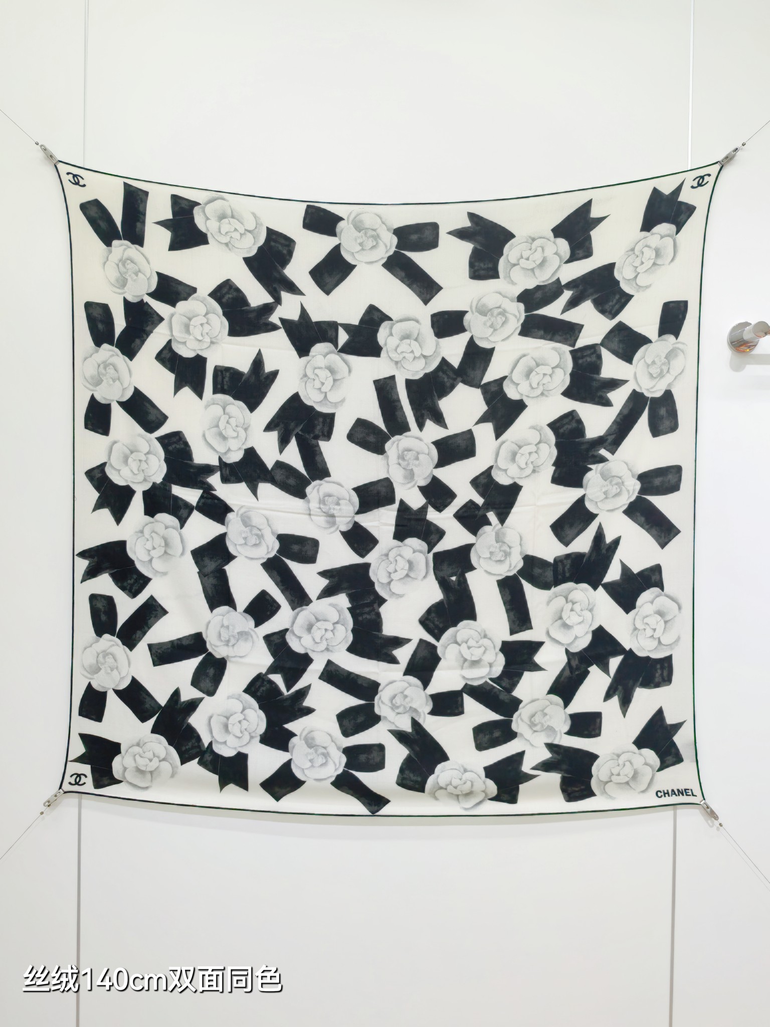 NO:586968,RCC2595 Double-sided same color 140x140cm 70 cashmere 30 real silk Chanel '' high version scarf, high version scarf, chanel, real silk19860909RCC2595 双面同色 140x140cm 70羊绒30真丝 香奈儿《》高版本围巾,高版本围巾,chanel,real silk,scarf