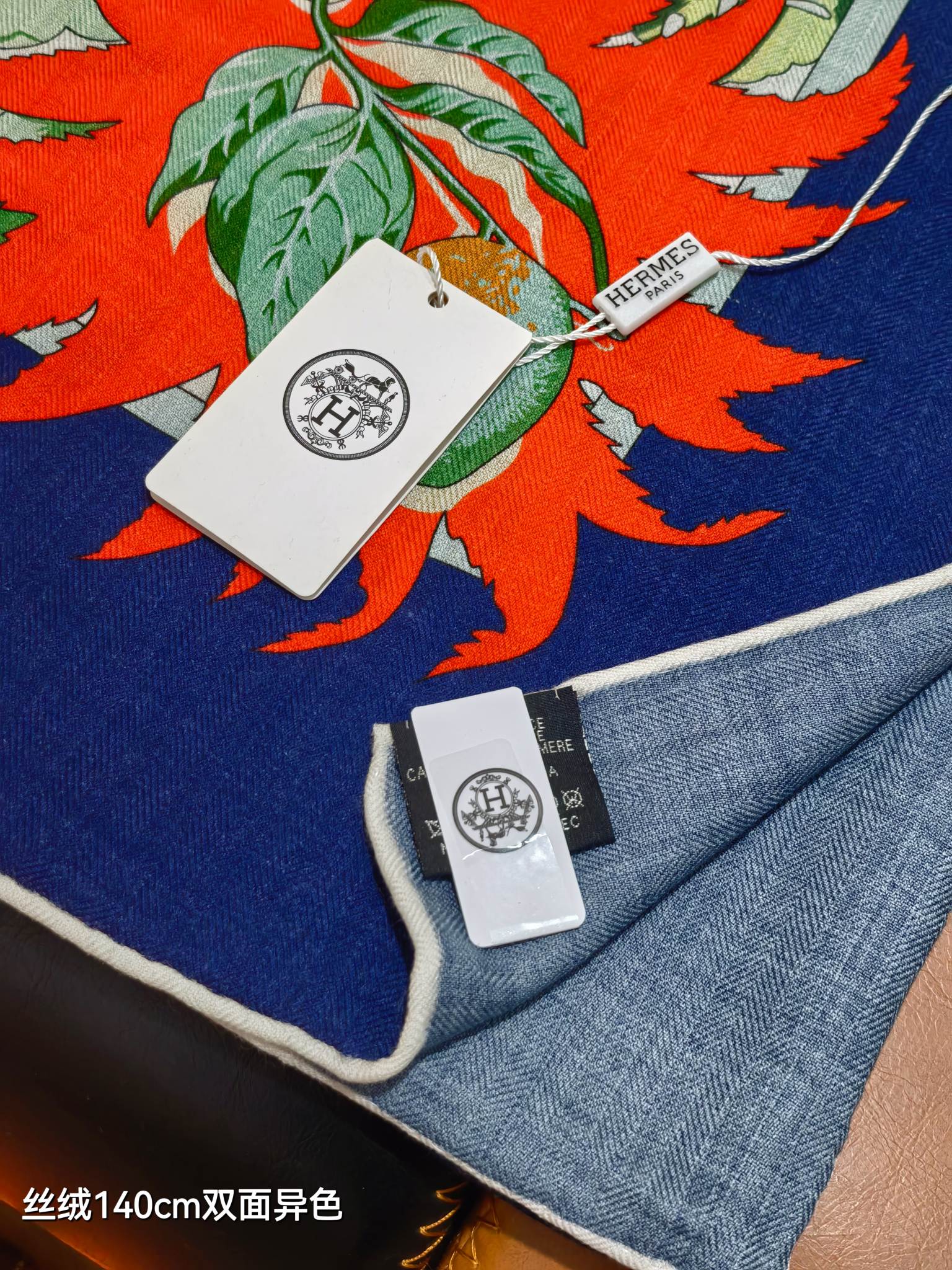 ❄RHMS2640 双面异色  140x140cm 70%羊绒30%真丝 爱马仕《阿罗哈》