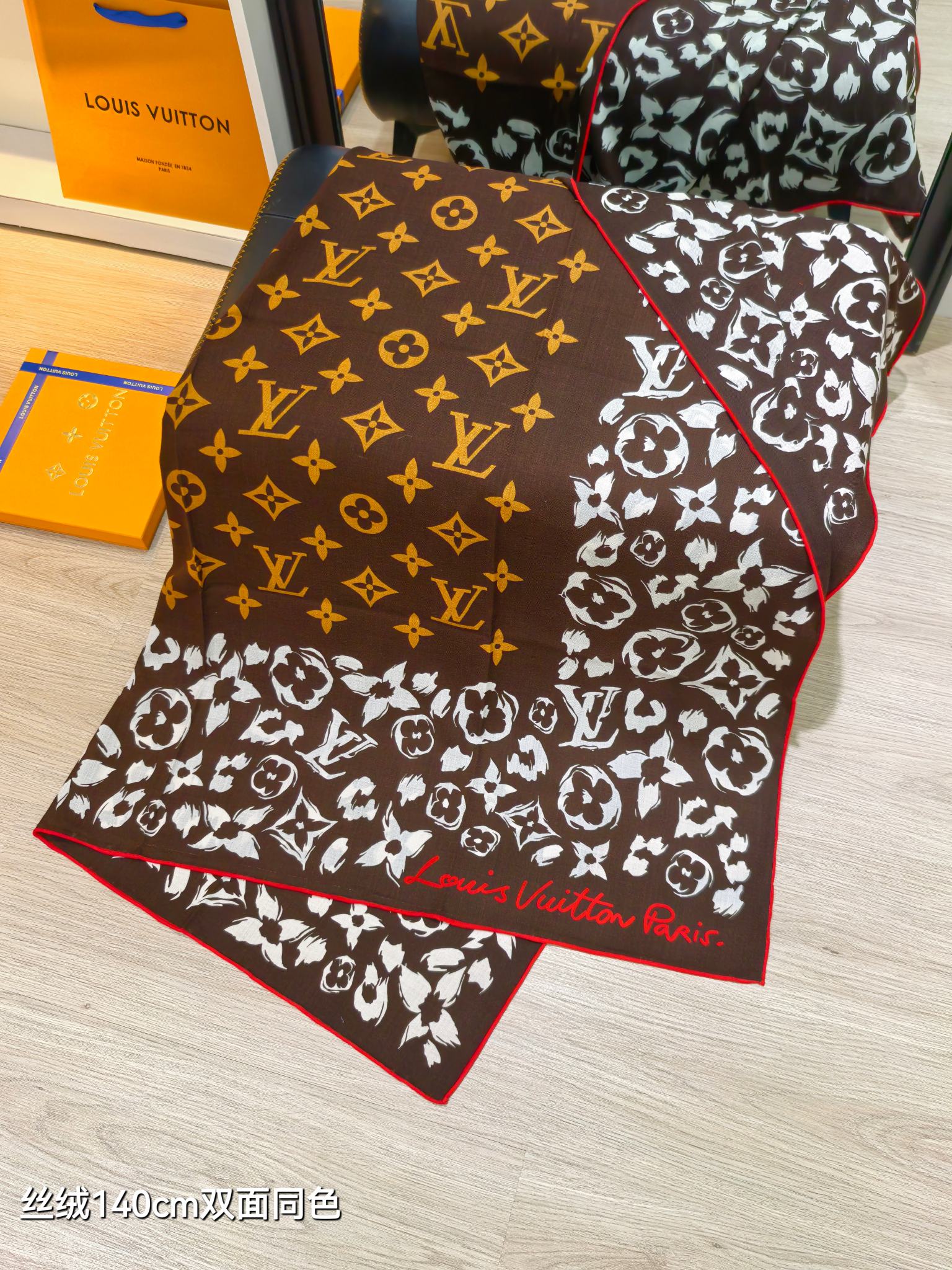 ❄RLV2626 双面同色  140x140cm 70%羊绒30%真丝 LV《》