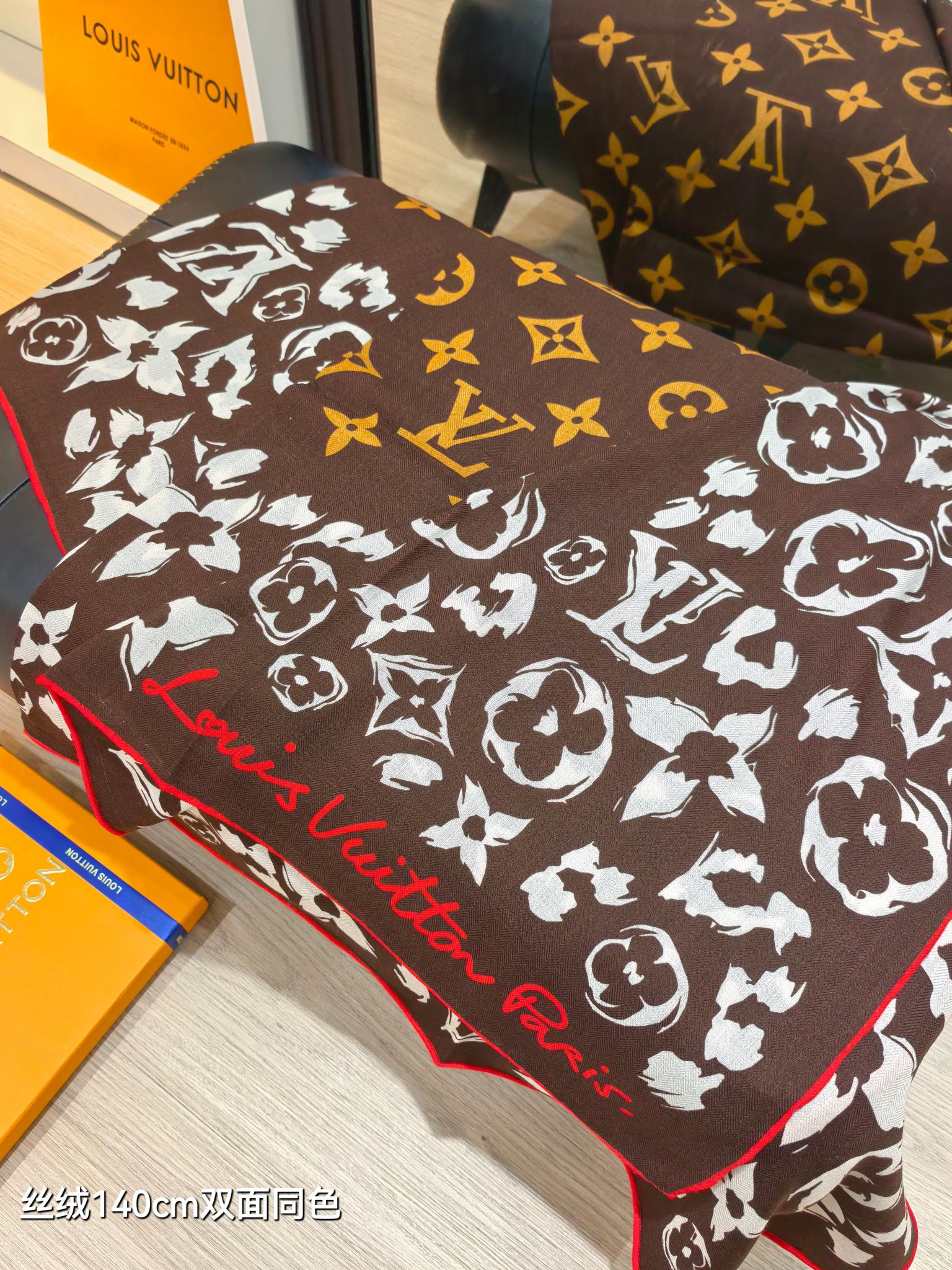 ❄RLV2626 双面同色  140x140cm 70%羊绒30%真丝 LV《》