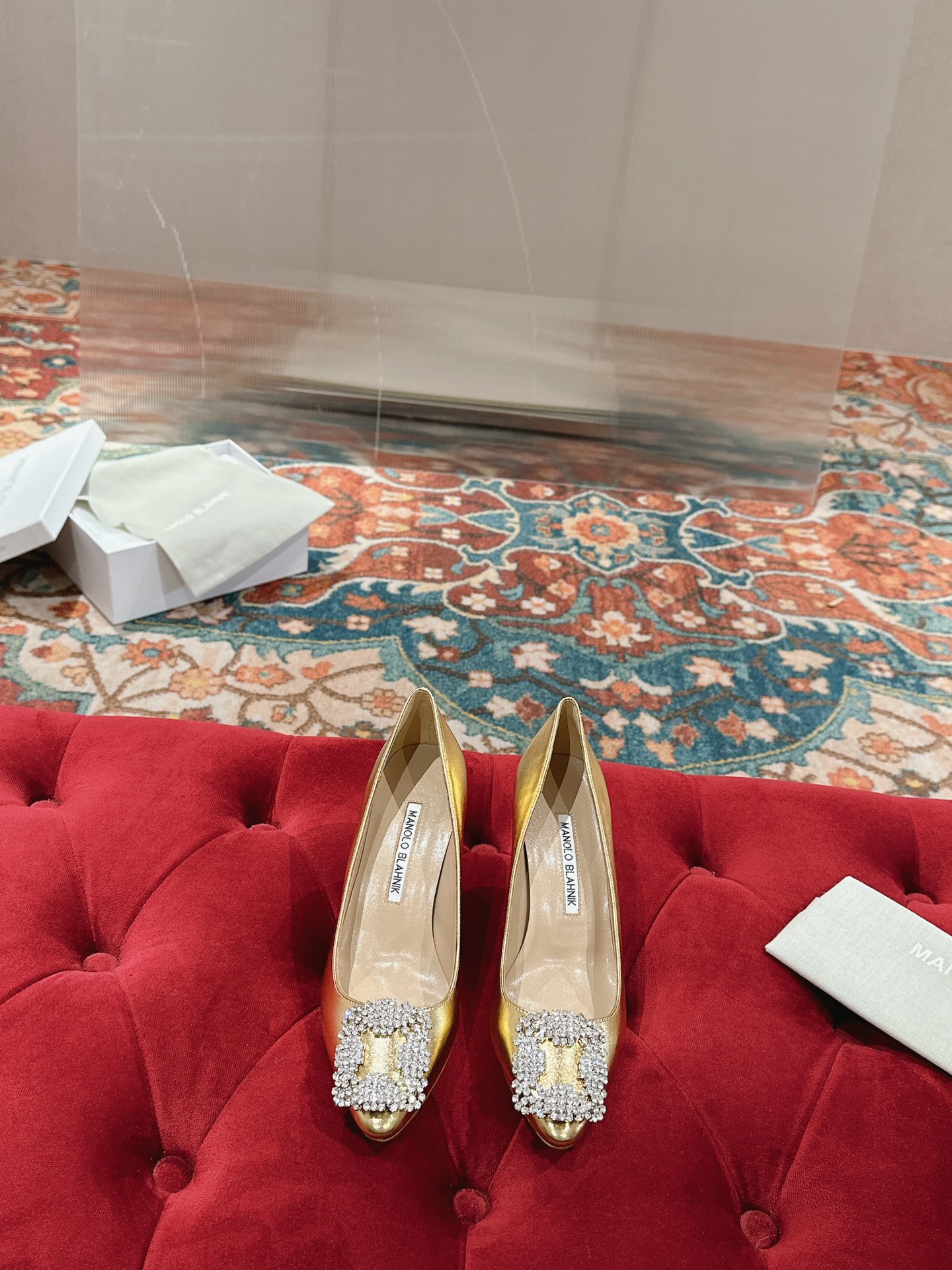 NO:592417,MANOLO BLAHNlK MB has always been the dream shoe of every girl. Mr. Big used it to propose to Carrie in Sex and the City. After so many years, women still love MB. The highest quality purchasing agent to create the pinnacle of luxury. 1:1 customization. Original custom-made imported metal cowhide. Original imported genuine leather sole from Italy. 34-42 (34:40:41:42 Customized, non-returnable)  Heel height; flat bottom, 7cm, single shoes, manolo blahnik, cowhide19860909MANOLO BLAHNlK  MB一直是每个女生梦寐以求的美鞋 欲望都市中Mr Big拿着它向Carrie求婚 这么多年过去了 女人们依旧爱着MB.代购级最顶级品质 打造奢华顶峰之作  1:1定制 原版定制进口金属牛皮 原版意大利进口真皮底 34-42（34:40:41:42定制不退换） 跟高；平底、7cm、,单鞋,manolo blahnik,cowhide,Women's Shoes