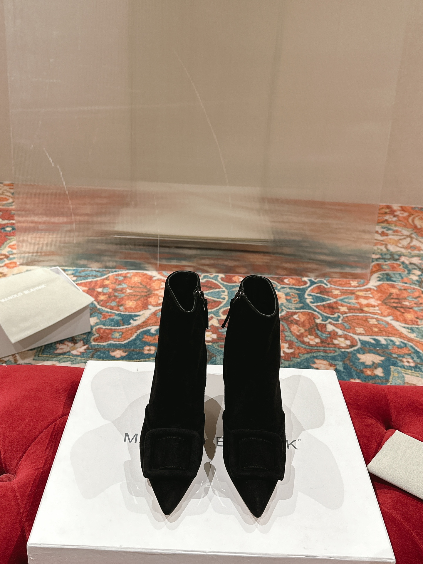 NO:592400,[Manolo Blahnik] Pliniahi pointed toe square buckle suede short boots are super exquisite and made with zero distance to one ratio!  Use the best materials to create the best shoes!  Material suede calfskin; pointed side zipper, stiletto heel; and nude. Size 34-42 (34.40.41.42 customized, non-refundable). Heel height 4.5cm, boots, manolo blahnik, boots, cowhide19860909【Manolo Blahnik】   Pliniahi尖头方扣绒面短靴 超精致一比一零离距打造！用最好料材打造最好鞋子！ 材料绒面小牛皮；尖头侧置拉链,细高跟；及裸 码数34－42（34.40.41.42定制不退换） 跟高4.5cm,靴子,manolo blahnik,boots,cowhide,Women's Shoes