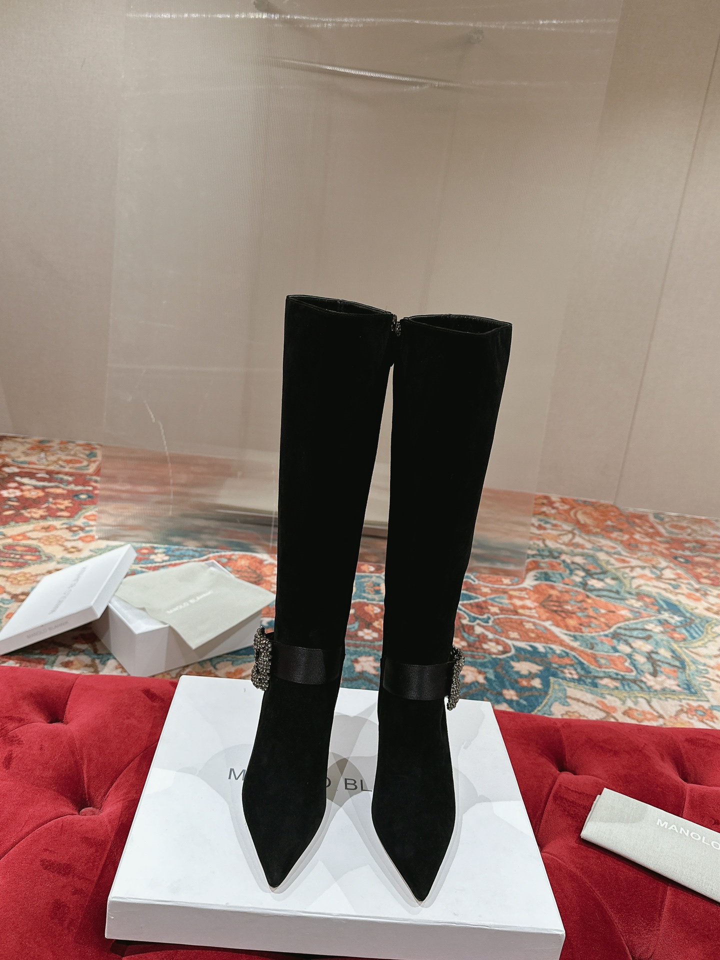 NO:592403,【Manolo Blahnik】Pliniahi pointed high heels and nude boots are super exquisite and made with zero distance to one ratio!  Use the best materials to create the best shoes!  Material suede calfskin; forged trimming; crystal inlay; pointed side zipper, stiletto heel; and nude. Size 34-42 (34.40.41.42 customized, non-refundable). Heel height 8.5cm, boots, manolo blahnik, boots, cowhide19860909【Manolo Blahnik】  Pliniahi尖头高跟及裸靴 超精致一比一零离距打造！用最好料材打造最好鞋子！ 材料绒面小牛皮；锻面边饰；晶饰镶嵌；尖头侧置拉链,细高跟；及裸 码数34－42（34.40.41.42定制不退换） 跟高8.5cm,靴子,manolo blahnik,boots,cowhide,Women's Shoes