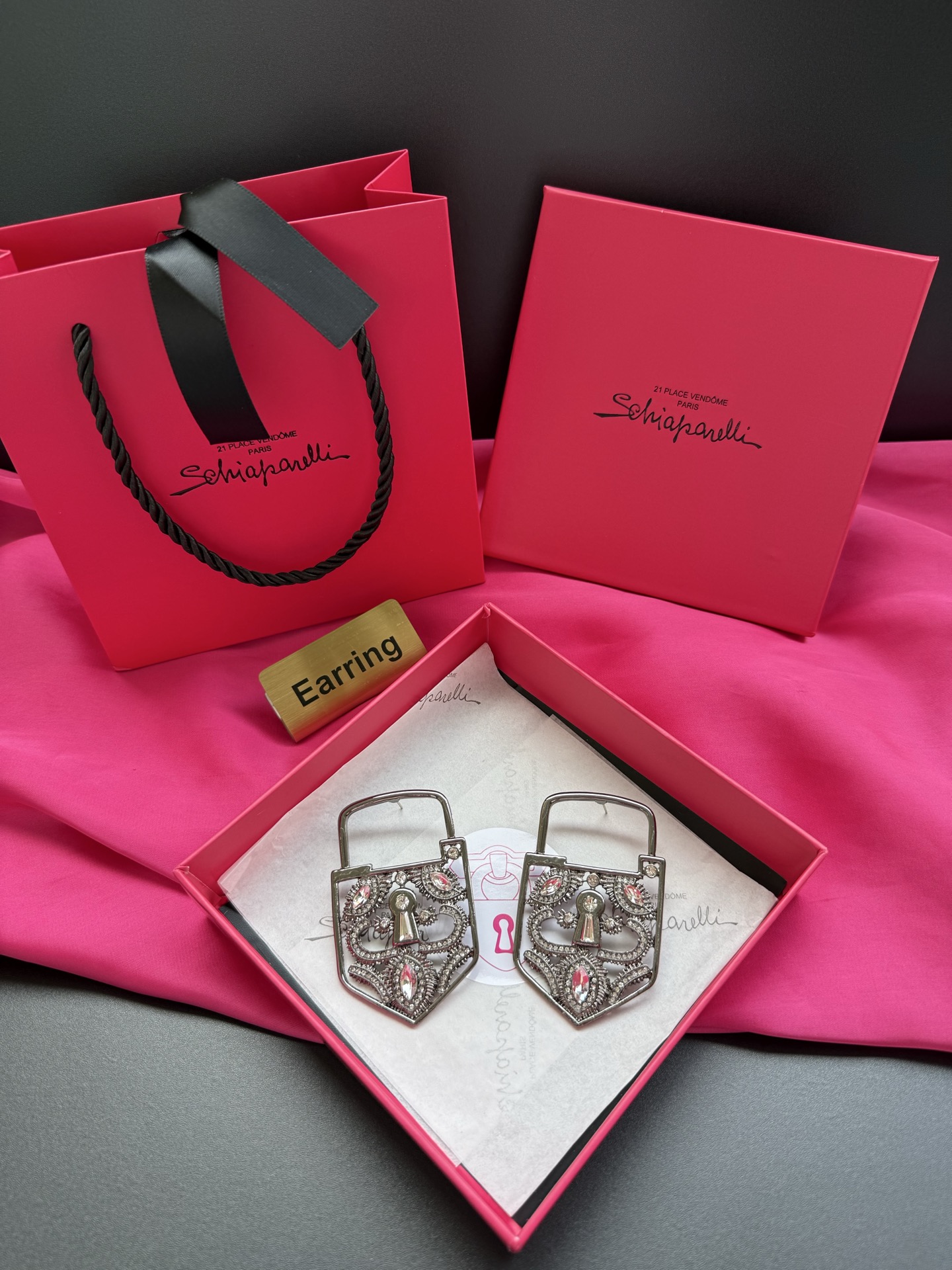 Серьги в виде замков с камнями Schiaparelli