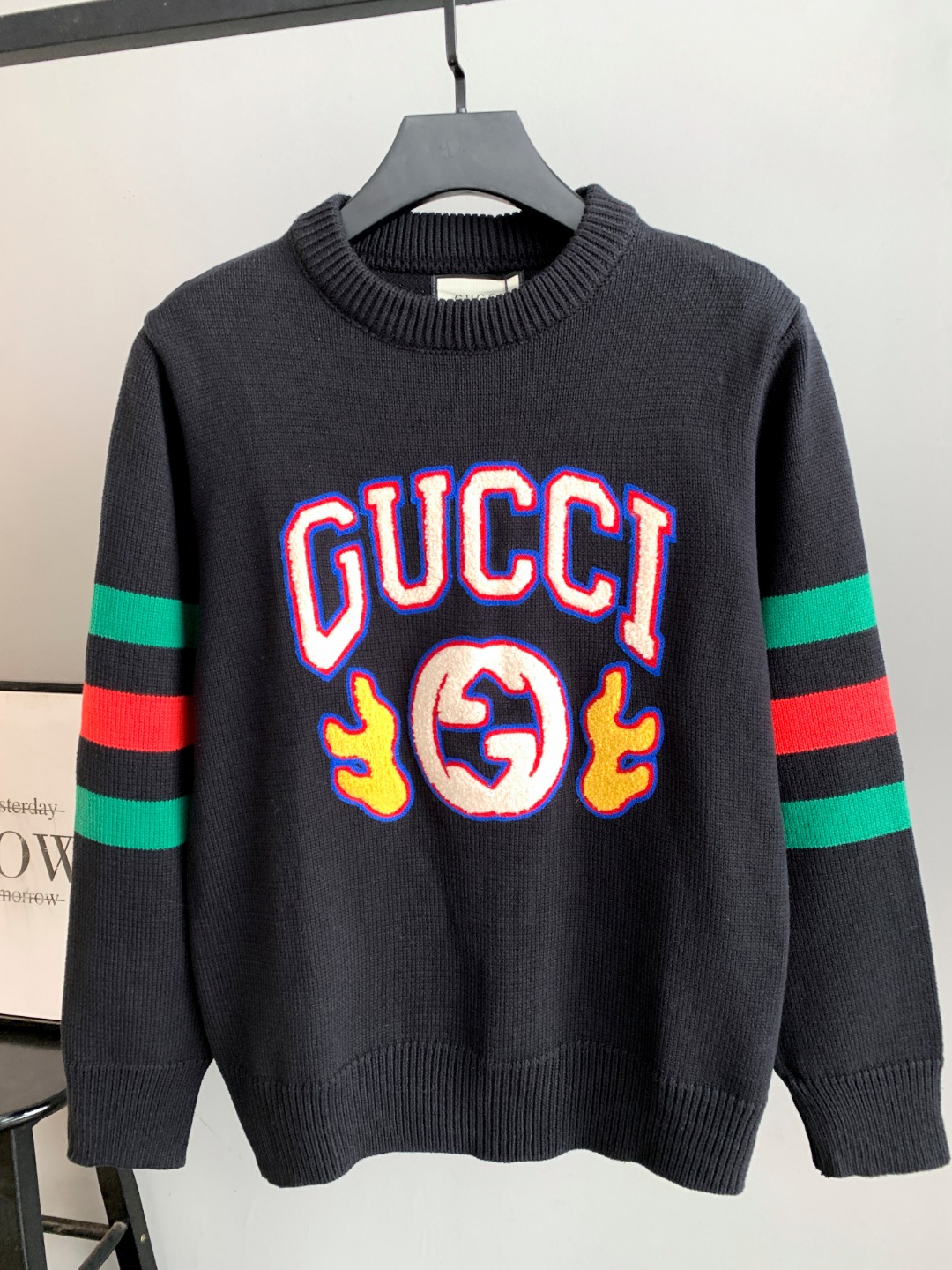 NO:691384,GUCCl Gucci exclusive first release, original quality Guc*i 25 autumn and winter new products, American college style retro round neck sweater, interlocking double G flame letter towel embroidered logo on the chest, positioning three-dimensional hook embroidery letter craftsmanship is awesome, contrasting strip embroidered letters are low-key and unobtrusive, brand logo completes the single product design, classic loose and unflattering version, the upper body is slim, a must-have and versatile artifact, the texture is amazing,,gucci,gucci,sweaters,19860909GUCCl古驰 独家首发 原单品质 Guc*i 25秋冬新品 美式学院风复古圆领毛衣 胸前互扣双g火焰字母毛巾绣logo 定位立体勾绣字母工艺超赞 撞色杠条刺绣字母低调不张扬 品牌标识完善单品设计 经典宽松不挑人版型上身巨显瘦 必备百搭神器 质感超赞,,gucci,gucci,sweaters,,Men's clothing