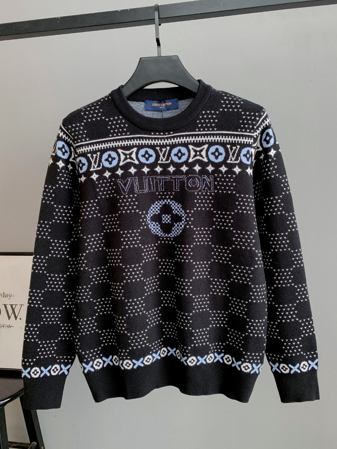 NO:691385,Louis Vuitton Louis Vuitton 25Fw new autumn and winter style crew neck sweater with full logo pattern. Exclusively produced in a high version. It is a style that people will fall in love with at first sight. Full of Louis Vuitton style. Made of customized fabrics. The shape is very good. It can have the lazy taste of the street and also be very casual and stylish. The texture is super good. Babies must arrange it, louis vuitton, louis vuitton, sweaters,19860909Louis Vuitton路易威登 25Fw秋冬新款 满印logo图案圆领毛衣 独家高版出品 让人一见就会爱上的款 满满的路易威登风格 采用定制面料 版型非常优秀 既能拥有街头慵懒的味道 也能很休闲洋气 质感超级赞 宝宝们 必须安排上呀,,louis vuitton,louis vuitton,sweaters,,Men's clothing