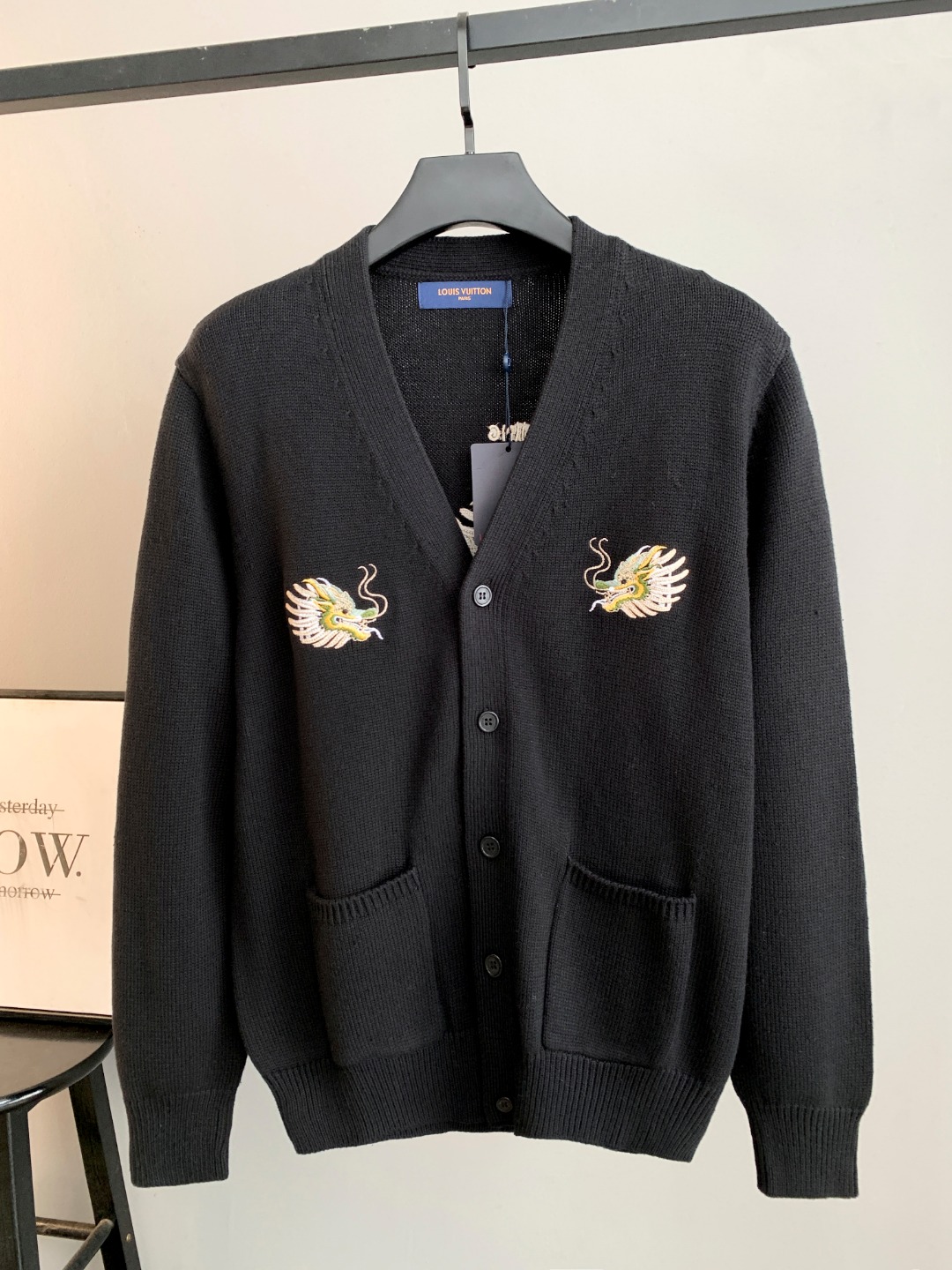 NO:691396,Louis Vuitton Louis Vuitton 25* Year of the Snake Limited Edition Knitted sweater jacket with classic double dragons embroidered around the chest. A whole dragon embroidery on the back highlights the domineering style. Color-matched dyed wool blended cotton yarn. High weight and high density. Super high quality. The wool is soft, delicate and skin-friendly. Soft and silky to the touch. All color-dyed high weight cotton yarn to ensure no color difference. Four-hollow knitting method is used. It is tight and textured. Durable and not easy to pilling.  It has a soft and warm comfort that does not stick to the body when worn alone. Classic knitted clothing uses exquisite details and iconic brand symbols to reinterpret the charming charm. This sweater is made of wool and cash19860909Louis vuitton路易威登 25*蛇年限定款 胸前经典双龙围绕刺绣针织毛衣外套款 背部一整条龙刺绣凸显霸气 对色定染羊毛混纺棉纱线 高克重高密度超高品质 毛料柔软细腻亲肤 触感软糯丝滑 全部对色定染高克重棉纱线 确保无色差 采用四空针织法 紧实而又有质感 耐穿不变 不易起球 具有柔软保暖的舒适感 单穿也不扎身 经典针织服饰采用精致细节和标志性品牌符 焕新演绎迷人魅力 这款毛衣以羊毛羊绒混纺面料 全面重工提花匠心打造 全部进口织机出品 细节清晰可见高级感拉满 男女同款,,louis vuitton,louis vuitton,jackets & coats,sweaters,,Men's clothing