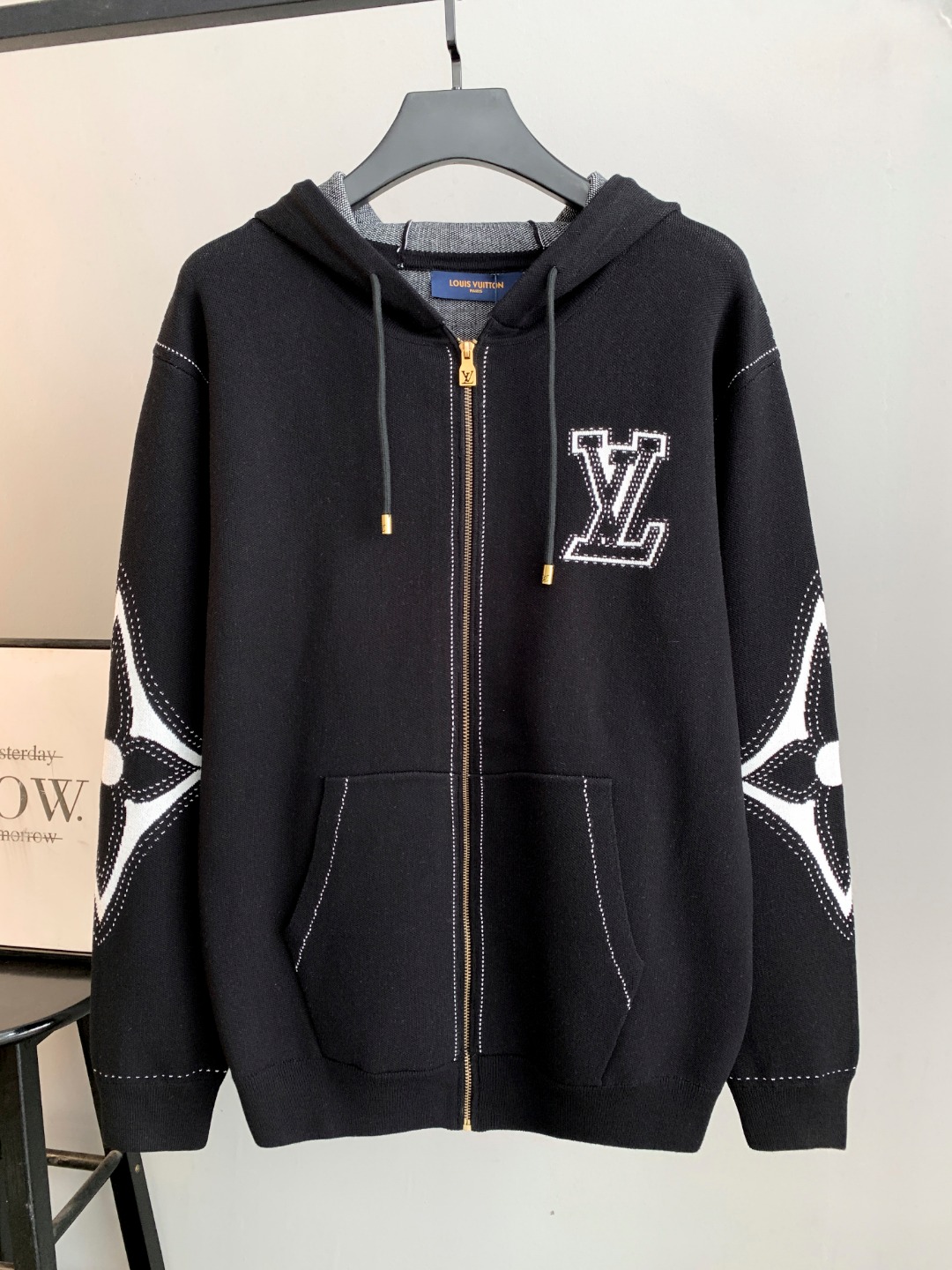 NO:691397,Louis Vuitton Louis Vuitton Louis Vuitton LV intarsia pattern knitted zipper hoodie jacket is fashionable and practical and enhances the identity. The trend of low-key luxury, regardless of the occasion and age. Casual fashionable age-reducing artifact, fully showing the charm of fashion and luxury. The texture of fiber cotton yarn is made of Stoll CNC fine knitting. It is delicate and soft and has good warmth retention. It is not tied at all when worn next to the body. It is suitable for wearing alone or as an inner layer.  The machine-wrapped monogram intarsia floral pattern exudes charming fashion charm. The black and white color matching reflects the perfect contrasting design. It is avant-garde and full of trendy beauty. The overall beauty is beyond doubt. The inscribed zipper placket and dotted line design create an open-line look. The ribbed cuffs and hem edges are neat and detailed. Many detailed designs will be visible at a glance. Can be matched with couples in the same style for men and women. Louis vuitton, louis vuitton, louis vuitton, jackets & coats, hats,19860909Louis Vuitton路易威登 lv嵌花图案针织拉链帽衫外套 时髦实穿且提升标识度 低调奢华的潮流 不分场合不分年龄 休闲时尚减龄神器 充分展现时尚奢华魅力 纤维棉质纱线质地 stoll数控细密针织而成 细腻柔软的同时保暖性好 贴身穿一点也不扎身 单穿内搭皆适宜 数械裹针monogram嵌花花卉图案散发迷人时尚魅力黑白拼色体现完美撞色设计 张扬前卫且充满潮流美感 整体美观性不容置疑 铭文拉链开襟加虚线设计营造明线观感 罗纹袖口底摆边缘工整细致 多处细节性的设计将一览无遗 可搭情侣男女同款,,louis vuitton,louis vuitton,louis vuitton,jackets & coats,hats,,Men's clothing