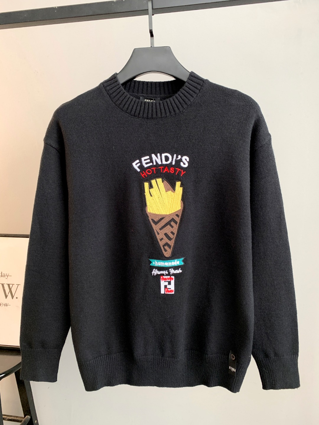 NO:691399,FENDI Fendi Fendi 2025 autumn and winter new FD family unisex knitted pullover Popular items of the FD family A representative product with a full sense of specification A boutique worth buying for all FD fans A high-end and popular popular product of the FD family A very popular item at the moment The letter logo embroidery on the chest is complex Hand-sewn with logo French fries patch The pattern design is a high-end product worth keeping and giving away The most classic BUGS series style item of the FD family  Trendy and good-looking, full of trendy atmosphere, very high-grade and standard, and the use of very classic materials has a strong visual impact. It has a high degree of recognition. It is made of top-grade exclusive pure cotton fabrics. It feels soft, delicate and comfortable. The appearance is quite high-end and classy. It perfectly interprets the charm of the brand and leaves a deep impression on people. It is more fashionable and charming. The upper body is generous and fashionable, and there is no pressure to wear it. It is very tasteful to wear alone.  The beautiful scenery that cannot be ignored,,fendi,fendi,dior,19860909FENDI芬迪 芬迪2025秋冬新款FD家族男女同款针织套头衫 FD家族人气单品 代表性十足 规格感十足的精品 所有FD粉丝都值得抢购的精品 FD家族的高奢人气爆款产物 当下十分火爆的单品 胸前字母logo刺绣工艺复杂 加标识薯条贴布手工缝制 图案设计值得自留和送人的高端货 FD家族最为经典的BUGS系列款式单品 新潮又好看 潮流气息感十足 档次规格感极高 并且采用十分经典给人的视觉冲击感相当强烈 有着极高的辨识度 顶级专属纯棉面料 打造 触感柔软细腻舒适 品相相当高级有档次 完美诠释品牌魅力 给人留下深刻印象 更具时尚与韵味 上身大方时尚 对于穿搭更是毫无压力 单穿内搭都极有味道 不可忽视的靓丽风景线,,fendi,fendi,dior,,Men's clothing