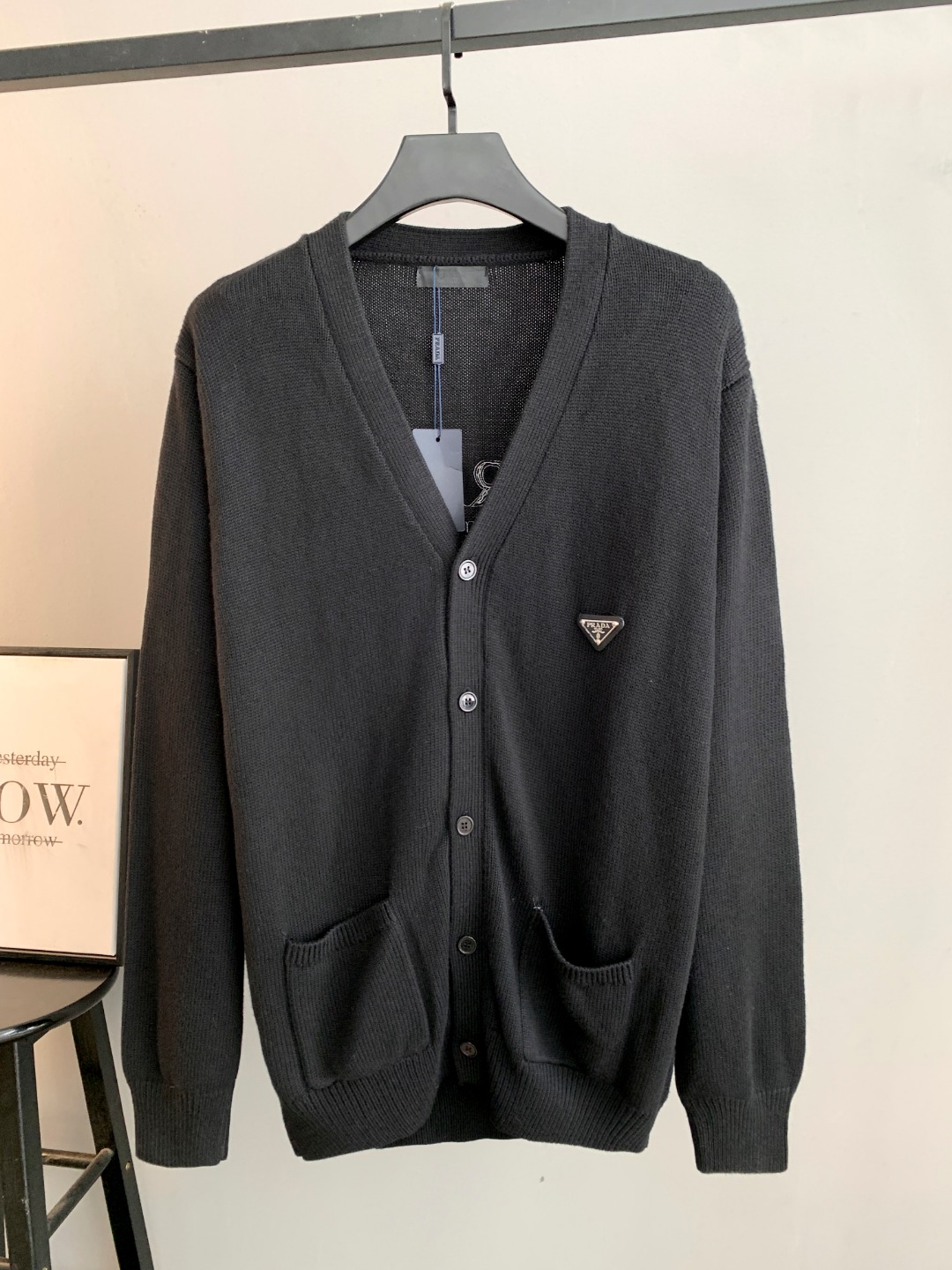 NO:691400,PRADA V-neck knitted cardigan has high weight, high density and high quality. The classic V-neck cardigan is highly recommended. It is really high-end. It is a top version with a slightly loose and slim fit. It has a natural big-name temperament. You can feel its texture when you hold it in your hand. All high-weight cotton yarns are color-fixed and dyed to ensure no color difference. It adopts four-hole knitting method. It is tight and textured. It is durable and does not deform and is not prone to pilling. It also has a soft and warm comfort and is not tight when worn alone.  If you want a layered look, you can wear it with a shirt, T-shirt, sweater, prada, prada, sweaters, shirts, tees, t-shirt,19860909PRADA普拉达 V领针织开衫高克重高密度高品质 经典V领开衫重磅推荐的 真的很高级 微宽松修身版型顶级版本 天生的大牌气质 拿到手里就能感受出它的质感 全部对色定染高克重棉纱线 确保无色差 采用四空针织法 紧实又有质感 耐穿不变形不易起球 也具有柔软保暖的舒适感 单穿也不扎 想要层次感里面可以内搭衬衫T恤毛衣都可以,,prada,prada,sweaters,shirts,tees，t-shirt,,Men's clothing