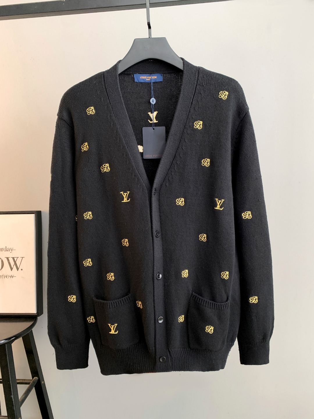 NO:690584,Louis vuitton Louis Vuitton 1*v25 new autumn and winter full-flower printed embroidered knitted jacket. It is made of 50% cashmere wool, so it has natural softness and comfort. It also has good hygroscopicity and breathability. Matte needle-embroidered full-flower logo. The contrasting matte embroidery thread material is used for the version to best restore the same effect as the original version. The embroidery is very fine and dense. By controlling the direction and tightness of the embroidery thread, the embroidery thread forms exquisite embroidery on the embroidery cloth.  Combined with encryption processing to increase the three-dimensional effect. Use water and detergent for cleaning during the general washing process. Make clothes softer and cleaner through gentle scrubbing and rinsing. Customized buttons. Independently develop Feidong series of square wash wheat. Complete with three standards, louis vuitton, louis vuitton, jackets & coats,19860909Louis vuitton路易威登 1*v25秋冬新款满花满印刺绣针织外套 采用50羊绒毛料制作而成 因此具有天然的柔软性和舒适性 同时也具有良好的吸湿性和透气性 哑光挨针刺绣满花标识 对版采用撞色哑光绣线材质 最佳还原与原版一致的效果 刺绣非常精细针法绵密通过控制绣线的走向和松紧 使绣线在绣布上形成精美的刺绣 结合加密处理增加立体感 普洗过程中 使用水和洗涤剂进行清洗 通过轻柔的搓洗和漂洗 使衣服变得更加柔软和干净定制纽扣 独立开发菲董系列方块洗水麦 三标齐全,,louis vuitton,louis vuitton,jackets & coats,,Men's clothing