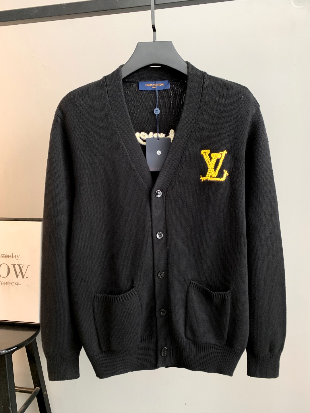NO:690588,Louis Vuitton Louis Vuitton 1*v25 new autumn and winter knitted jacket with large logo on the chest. The yarn is 32-count double-ply yarn. It is composed of 30 wool and 70 cotton. It has the warmth of wool and the comfort of cotton. The color must be dyed. After five times of color adjustment, it is reactive black. The fabric is made by an imported 5-needle Stoll intarsia machine. This still has to be made by an imported machine for better effect. The thread effect is 2×1 thread material with silk processing inside.  It is not easy to deform when washed. The embroidery thread is dyed wool thread. It is embroidered by a high-density Tajima machine. The order of embroidery is from the outside to the inside layer by layer. The size order direction is completely consistent with zp. The threads on the back of the heart are all hand-knotted. The buttons are made of real horn buttons. The horn texture is natural and appears randomly. It has been used many times in our clothing. The letter logo is laser engraved. It is also consistent with zp after testing many times. The buttons are hand-sewn in the same direction. Louis  vuitton,louis vuitton,jackets & coats,19860909Louis Vuitton路易威登 1*v25秋冬新款胸口字母大logo针织外套 纱线为32支双股纱线 由30羊毛与70棉组成 既有羊毛的保暖度 又有棉的舒适度 颜色必须定染 历经五次调色为活性黑 面料为进口5针斯托尔嵌花机制作 这个还是得进口机做 效果更好 螺纹效果为2×1螺纹材质 内有加丝处理 水洗不易变形 刺绣线为定染的羊毛线 由高密田岛机刺绣 刺绣顺序是从外到内一层一层往里面绣 大小顺序方向完全是跟zp一致 爱心反面线头全部手工打结 纽扣为真牛角扣制作 牛角纹理为天然存在 随机呈现 已多次用到我们的服饰当中 字母logo为激光雕刻 也是测试多次之后与zp一致 纽扣为手工缝订 方向相同,,louis vuitton,louis vuitton,jackets & coats,,Men's clothing