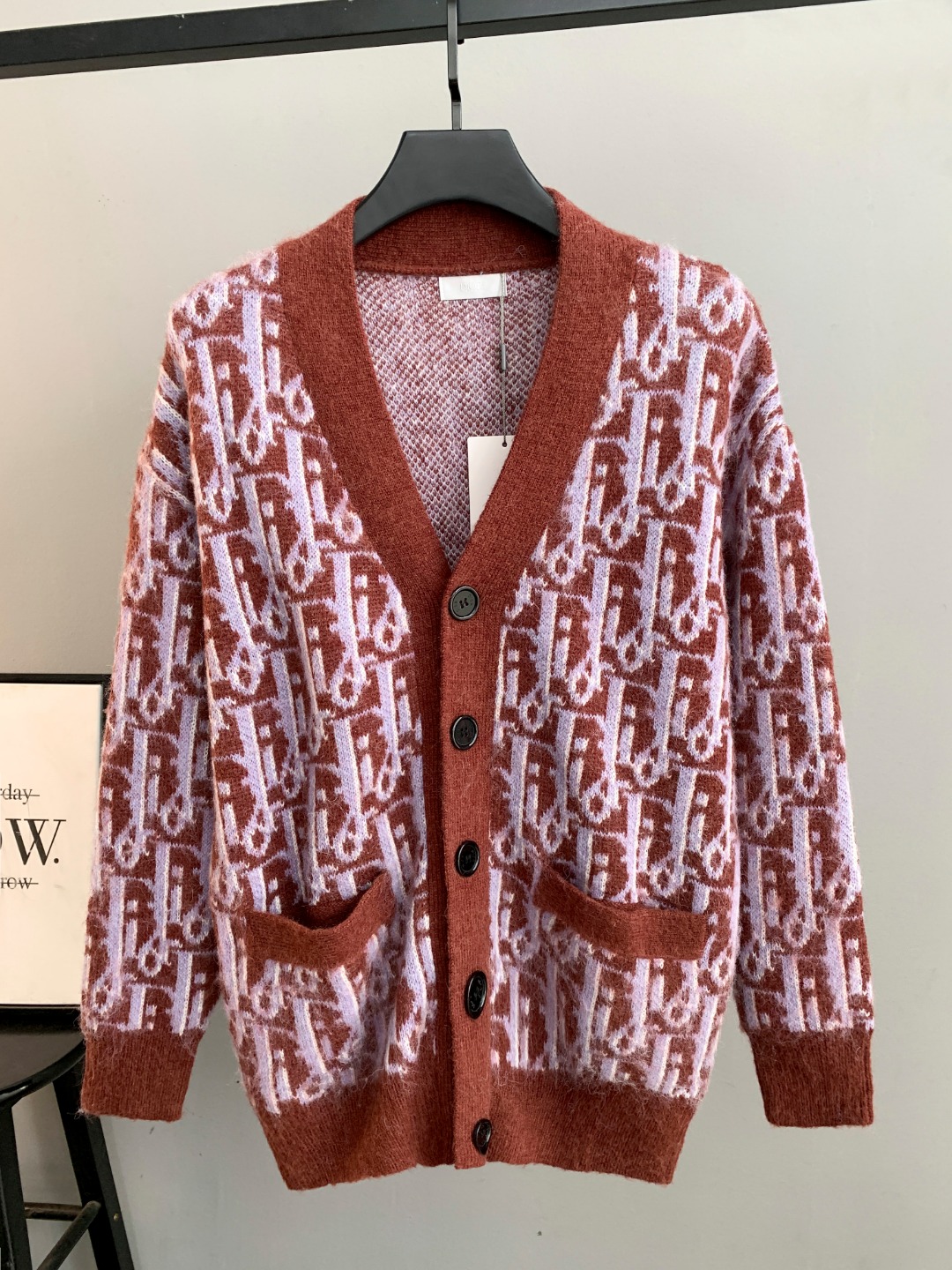 NO:690582,DIOR Dior's new 2025 new autumn and winter all-print cardigan sweater. Mohair wool blended wool. It feels solid. Adjust the pattern position and color multiple times. No color difference overall. Advanced customization. Full of urban style. Soft and delicate. Men's wardrobe is indispensable. Girls are super fairy. It embodies the sense of luxury while still being sweet and white. It can be used to match various clothes anytime and anywhere. The design is very simple to meet your daily needs., dior, dior, sweaters,19860909DIOR迪奥 2025新年款秋冬新款满印开衫毛衣 马海毛羊毛混纺毛料 手感扎实多次调整花型位置以及颜色 整体无色差 高级定制 都市风十足 柔软细腻 男人的衣柜都少不了基础 女生超级仙 体现高级感同时又不失甜美还显白随时随地都可以拿来搭配各种服饰 满足您日常生活需求设计非常的简洁,,dior,dior,sweaters,,Men's clothing