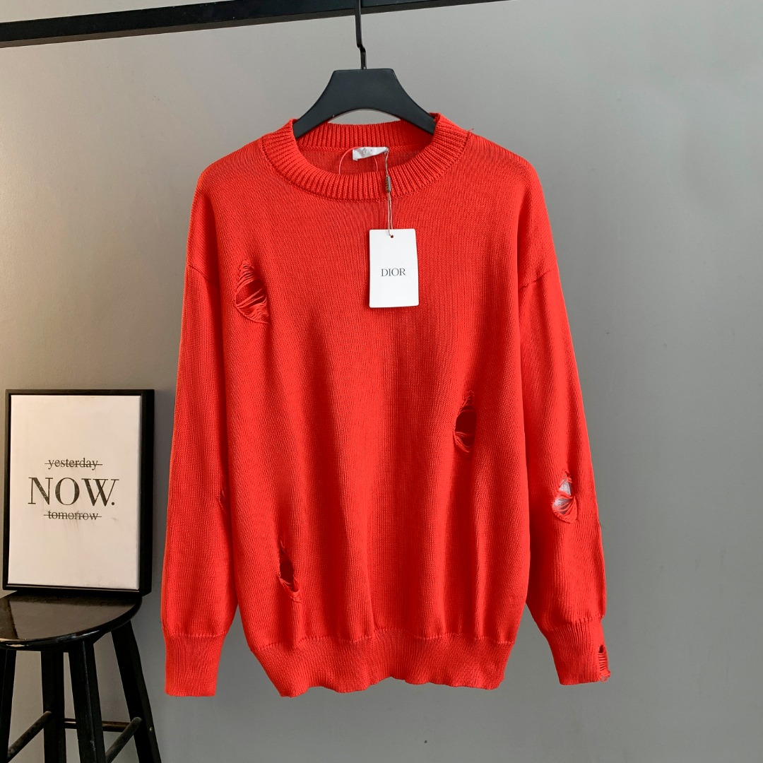 NO:690587,DIOR Dior 26* New Year CD Sheep Wool Blend Jersey Sweater This sweater is a new product in the 2024 spring and summer men's wear series. It comes from the AND OTANIWORKSHOP joint series. The sleeves display brand embroidery. The back is decorated with Ben Lee's theme pattern. It is carefully made of white and navy blue sheep wool blend jersey fabric. Round neck design presents a fashionable burnt effect style. It can be matched with all kinds of casual clothing to create a classic look.  The patch pattern is a combination of stitch embroidery and needle embroidery. The theme pattern uses needle embroidery, which uses finer wool to form patterns by inserting stitches. It has a unique texture and artistic effect. The cuff wool embroidery thread needle embroidery technology. The needles are interwoven with different lengths and short needles to achieve an uneven effect. The embroidery surface is specially treated, and wool is used to embroider the embroidery. Its fineness makes the silk thread smooth and smooth. Then the flat embroidery stitch is used to finish the overall embroidery pattern.  The body is designed with irregular holes. It has a casual and unruly design and feels fluffy. It has high resilience and is not restrictive. When washing, it focuses on creating the velvety texture of the cashmere itself. It feels soft, non-sticky and does not stick to the body.,,dior,dior,sweaters,19860909DIOR迪奥 26*新年款CD 绵羊毛混纺平纹针织毛衣 这款针织衫是二零二四春夏男装系列新品 来自AND OTANIWORKSHOP 联名系列 衣袖展示品牌刺绣 背面饰以本李的主题图案 采用白色、藏蓝色绵羊毛混纺平纹针织面料精心制作 圆领设计 呈现时尚的烧花效果风格 可与各式休闲服饰搭配 打造经典造型 补丁图案以挨针绣与插针绣工艺相结合 主题图案采用插针绣工艺使用较细的毛线 通过插入针脚来形成图案 具有独特的质感和艺术效果 袖口毛线绣线插针刺绣工艺 插针由不同长短针相互交织而达到的不均匀效果 刺绣表面进行特殊处理 遂用羊毛刺成绣品 其细腻度使丝线平整顺滑 接着利用平绣的针法 进行整体刺绣图案收尾 衣身不规则破洞的设计 具有随性不羁设计感觉触感蓬蓬松松的 回弹性高不束缚 在后道洗水时着重打造羊绒本身的绒绒质感 触感轻柔 不粘腻 不扎身,,dior,dior,sweaters,,Men's clothing