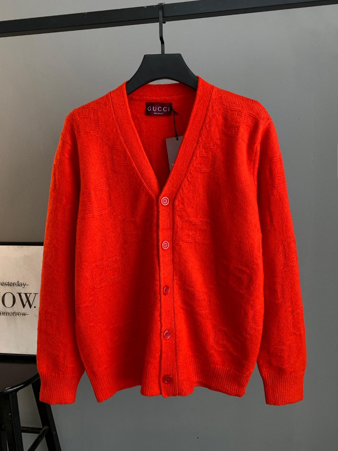 NO:690589,GUCCl Gucci GU*l G*Chi 2026 new autumn and winter new casual knitted jacket. The latest over-the-counter series on sale. From a big-name first-line factory. The appearance is perfect enough. A very stylish item. High-end custom fabrics. Comfortable and breathable. The whole body flower LOGO design has a great upper body effect. Original tailoring. The details show the style of big brands. This season's equipment with closed eyes, gucci, gucci, jackets & coats,19860909GUCCl古驰 GU*l古*驰2026新年款秋冬新款休闲针织外套 最新上柜系列在售系列 来自大佬级的一线工厂 品相足够完美 非常有调调的一款单品 高级定制面料 舒适与透气特性备受青睐 通体满花LOGO设计 上身效果超赞 原版剪裁 细节尽显大牌范 这一季闭眼就收的装备,,gucci,gucci,jackets & coats,,Men's clothing