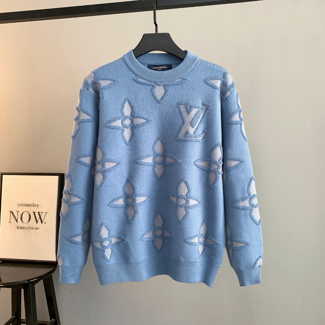 NO:690594,Louis Vuitton Louis Vuitton's 25th autumn and winter latest jacquard knitted pullover sweater is exclusively presented. A sweater with super smooth lines that is very in line with the aesthetic tone. The most basic style has a minimalist and low-key luxury style. The simpler the item in the fashion industry, the easier it is to show a high-end fashion sense. It is a very age-reducing fashion style. A must-have item. A sweater that is very in line with the aesthetic tone of the Lv family. The classic label jacquard elements are interwoven and outlined with yarn-dyed craftsmanship, and are perfectly integrated into the fabric.  It is completely integrated and contrasts with the color outside. The vision is quite elegant and fashionable. It is noble and elegant. It is full of charm. From the main fabric to the detailed craftsmanship, everything shows the ingenuity of the fashion. It interprets the essence of fashion to the extreme. It has both warmth and warmth. It is suitable for autumn and winter. It is suitable for the current seasonal climate. The texture is dense and light, full of elasticity and drape. It feels soft and waxy. It is skin-friendly and warm, bringing the most comfortable wearing experience.  The full-width brand pattern design and jacquard design are completely customized according to the original measurements. The texture of the imported wool is very comfortable and delicate. The yarn feels soft and waxy. It is skin-friendly and soft. The all-over logo jacquard design makes the style personalized and fashionable. It is gender-neutral and unisex. The fabric is fluffy and soft. It has a perfect sense of laziness. It is very practical to wear. The sweater is loose enough to make you look slimmer and taller. It is a durable and durable style in the wardrobe every year. Light blue, Louis vuitton, Louis  vuitton,louis vuitton,louis vuitton,sweaters,19860909Louis Vuitton路易威登 驴牌25秋冬最新款提花针织套头毛衣 独家呈现 超级流畅线条感极符合美学基调的一款毛衣 最基础的款式以极简低调的奢华风格 在时尚界越简单的单品 越极易彰显出高级时髦感 极具减龄时髦款式 必入单品 极符合驴家美学基调的一款毛衣 经典标签化的提花元素 以色织工艺形态交织勾勒而成 完美融入到面料当中 浑然一体 且与外面的色调形成反差 视觉相当雅致时髦 高贵而优雅 细品韵味十足 从主体面料到细节工艺无一不彰显时装的匠心所在 将时装的精髓阐释到极致 保暖性兼具 适合于秋冬 适合当下的季节气候 质感绵密轻盈 弹力与垂坠感十足 触感软糯 亲肤保暖 带来最极致舒适的穿着享受 全幅品牌图案设计提花设计完全根据原版度量定制 进口毛料质感非常舒适 细腻手感 纱线触感偏软糯风格 亲肤轻柔 满身logo提花设计 使得款式个性又时尚 无性别男女同款 面料蓬松柔软 慵懒感满分 很实穿 毛衣足够宽松穿上显瘦显高 是衣柜里每年都耐穿耐看的款 浅蓝色,,louis vuitton,louis vuitton,louis vuitton,louis vuitton,sweaters,,Men's clothing