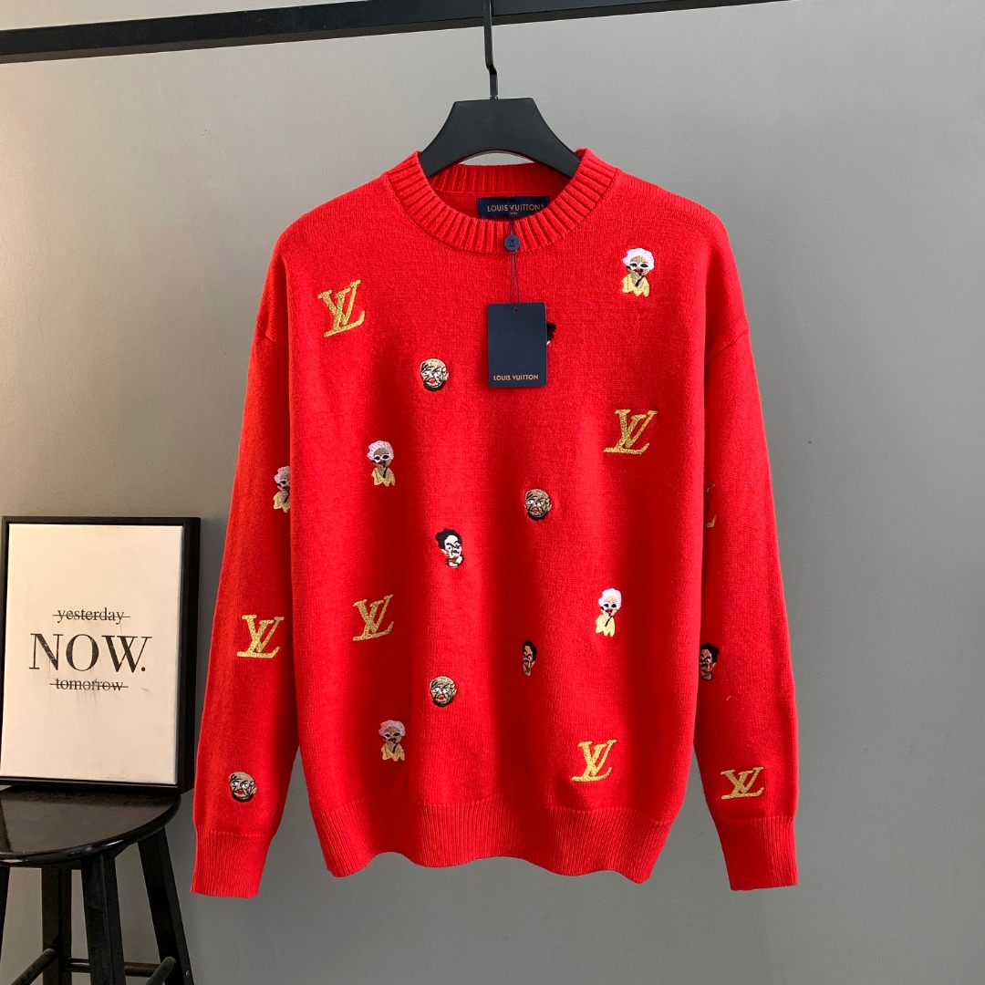 NO:690598,Louis Vuitton Louis Vuitton 26* new autumn and winter new products for men and women. Classic logo jacquard logo fashionable and versatile knitted sweater. The logo is embroidered with gold thread. The surrounding classic weird human head and face embroidery technology is complex. The ready-made clothes are crisp and drapey with a sense of weight. It can not only add fashion to daily clothes. It feels soft, delicate, comfortable, breathable and not easy to deform. It is fashionable and individual. At the same time, it has the effect of keeping warm. The appearance is really impeccable. Hurry up and get it, louis vuitton, louis  vuitton,sweaters,19860909Louis Vuitton路易威登 26*秋冬新年款新品男女同款 经典标识提花logo时尚百搭针织毛衣 Logo采用金丝线刺绣 周边经典古怪人头脸刺绣工艺复杂 成衣挺括垂顺富有重量感 不仅可以为日常着装增添时髦感 手感松软细腻舒适透气不易变形 时尚又个性 同时起到保暖功效 品相真的没话说 赶紧入手,,louis vuitton,louis vuitton,sweaters,,Men's clothing