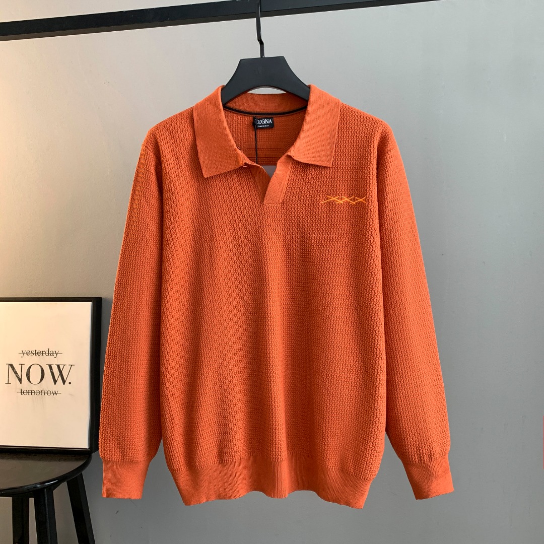 NO:690600,Zegna EZ2025FW latest three-point embroidered logo men's lapel sweater in autumn and winter. The whole garment is made of pineapple knitting method. The pattern is not obvious when worn on the body. Only when you look closely can you appreciate its special features. It is very full and exquisite. The upper body looks particularly subtle and restrained, elegant and elegant. The iconic three-point embroidered logo on the chest is made of 30 ultra-fine wool, 30 cotton and 35 acrylic wool blended fabric that feels tight and elastic, delicate and soft, comfortable and skin-friendly.  The upper body has a particularly good three-dimensional feel. There is no sense of typing when worn close to the body. The drape is also great. It can be worn for a long time without balling or deformation. New elegant and fashionable colors bring strong visual effects. It is matched with exquisite 3D three-dimensional embroidery technology. It is concave and convex, full and stylish. It echoes the classic parallel bar embroidery on the back. The brand identity is very high. It has highlights, details and quality. Ceiling-level luxury products, zegna, sweaters,19860909Zegna杰尼亚 EZ2025FW秋冬最新三叉绣标男士翻领针织衫毛衣 整衣采用菠萝针织法 穿在身上看花纹并不明显 近看才能领略其特别之处 非常饱满精致 上身显得格外含蓄内敛 斯文雅致 胸前标志性三个叉刺绣徽标 采用30超微细羊毛30棉35腈纶羊毛混纺面料手感紧密高弹 细腻柔软 舒适亲肤 上身立体感特别好 贴身穿着也毫无扎感 垂坠感也超赞 久穿久洗不起球不变形 全新典雅而时尚的颜色 带来强烈的视觉效果 搭配精致3D立体刺绣工艺 凹凸有致 饱满有型 与后背经典的双杠刺绣相呼应 品牌标识度极高 有亮点有细节有品质 天花板级的顶奢尚品,,zegna,sweaters,,Men's clothing