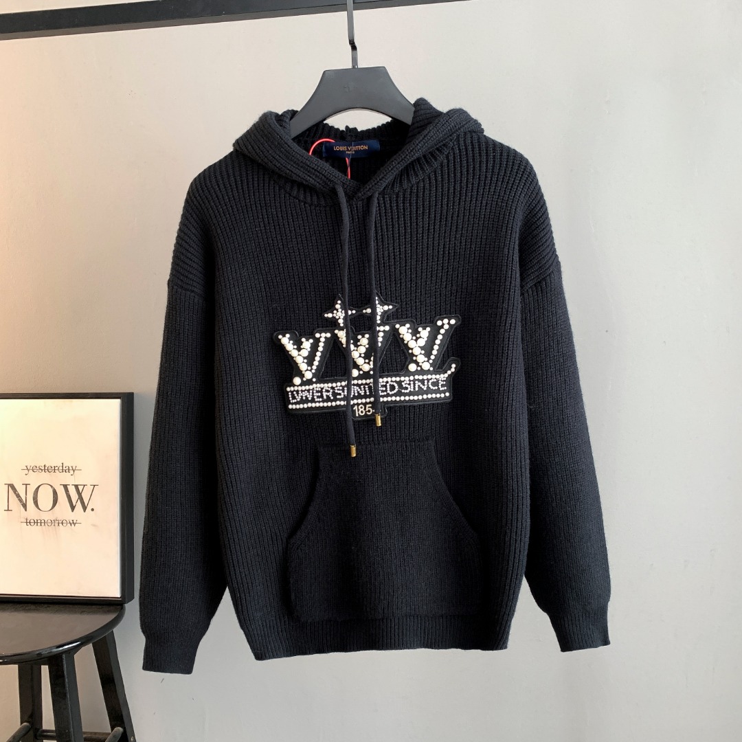 NO:690601,Louis Vuitton LOUIS VUITT* Louis 1V2025SS new beaded hooded knitted sweater for autumn and winter. This cotton hoodie is embellished with resin beaded embroidered patches on the front, with the 1V Vers United logo to annotate the new season football inspiration. The drawstring ends reveal jewelry charm, which can elegantly upgrade various casual styles. Made of 16S single yarn S single yarn fish scale fabric. The fish scale base fabric uses a specific weaving process to form a fish scale pattern.  The plates are arranged and interwoven according to the regularity and shape of warp and weft to ensure clear texture and excellent texture. The fabric is carefully made and processed and has good durability. It is light and soft and has good breathability. Louis vuitton, louis vuitton, versace, sweaters, hats,19860909Louis Vuitton路易威登 LOUIS VUITT* 路易 1V2025SS秋冬新款珠饰连帽针织毛衣 本款棉质连帽衫于正面点缀树脂珠饰刺绣贴饰, 以1V Vers United标识注解新季足球灵感 抽绳端头流露珠宝韵致 可优雅升级各式休闲造型 采用16S单纱S单纱鱼鳞定面料 鱼鳞底面料通过特定的织造工艺形成鱼鳞状底纹 对版按照经纬规律和形状进行排列交织 以确保纹理清晰 质地优良 面料经过精细的制作加 具有良好的耐穿性 轻薄柔软 透气性好,,louis vuitton,louis vuitton,versace,sweaters,hats,,Men's clothing