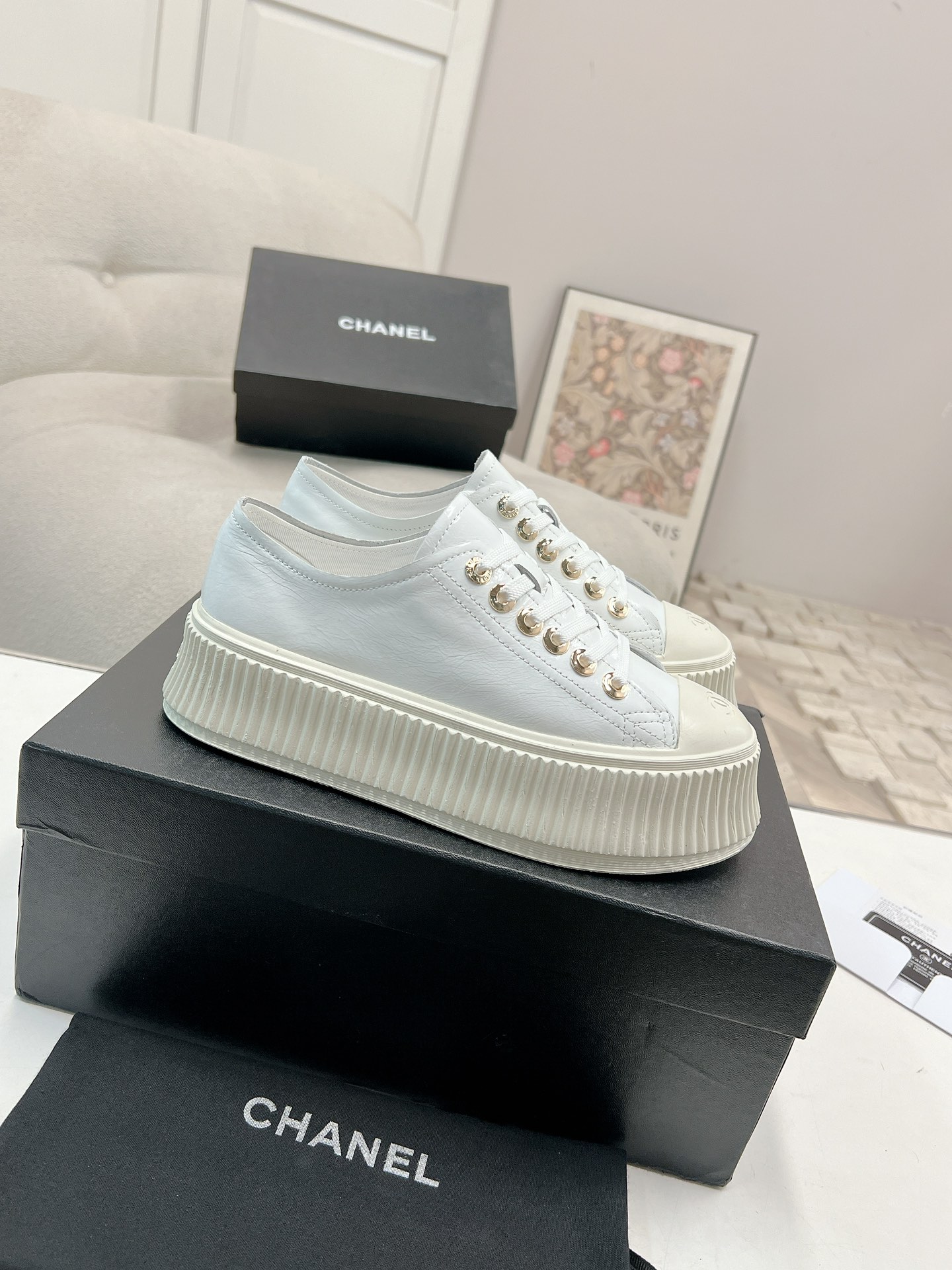 NO:721837,Custom-made non-returnable thick-soled leather CHAN*L early spring new King explosive style big-toe shoes Xiaoxiang C's new lace-up casual shoes sneakers sneakers popular items that look great when photographed casually Internet celebrity show pictures wave after wave must-have items this season The cool and cute toe box with three-dimensional embossed double C Logo is so popular The combination of wrinkled cow lacquer is eye-catching The sense of tallness in leisure is overwhelming  The classic design with metal round buckle is particularly eye-catching. The flat-bottomed design is extremely comfortable. It is a must-have item for daily wear when going out on the street. Whoever buys it will be beautiful first. Babies, quick rush duck 34-41, casual shoes/sports shoes, chanel, chanel, sneakers19860909定做不退换厚底皮面 CHAN*L 早春新款王炸爆款大头鞋 小香C家新款系带休闲鞋 板鞋 运动鞋  随手拍都超好看的热门单品 网红秀图一波接一波本季必入款 酷帅呆萌的鞋头加上立体浮雕双C Logo 太心水啦 皱牛漆的搭配令人眼前一亮 休闲中的高大上感扑面而来 经典款的设计加上金属圆扣分外抢眼 平底设计 异常舒适 日常搭配 出街 扮酷必备神器 谁买谁先美 宝宝们 快冲鸭 34-41,休闲鞋/运动鞋,chanel,chanel,sneakers,Women's Shoes