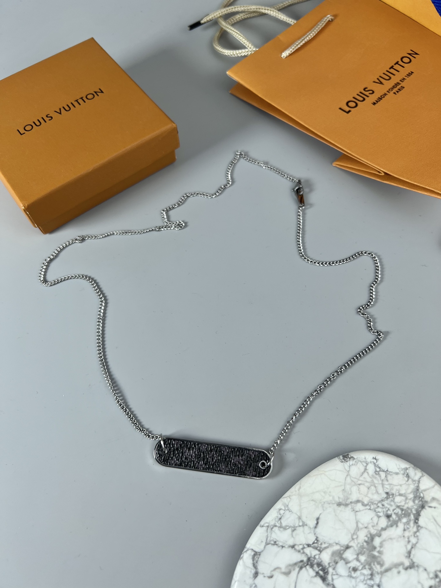 . El collar de cadena LV Pin Lock utiliza lona Monogram Eclipse y metal para mostrar dureza y firmeza, inyectando un es…