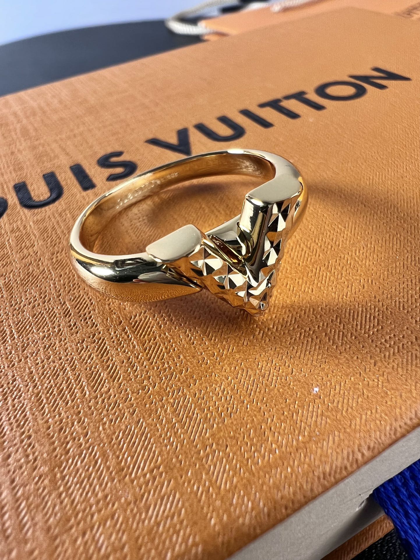  LV 标识 戒指，码数：9码