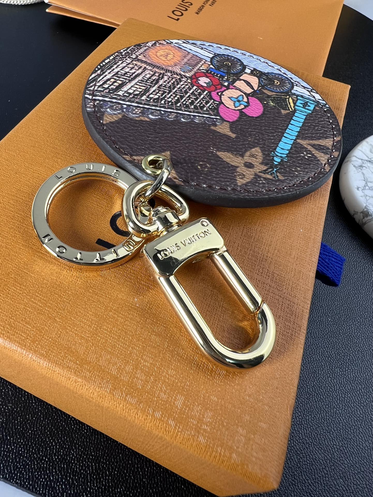 YHYK075。LV 圆饼 钥匙扣