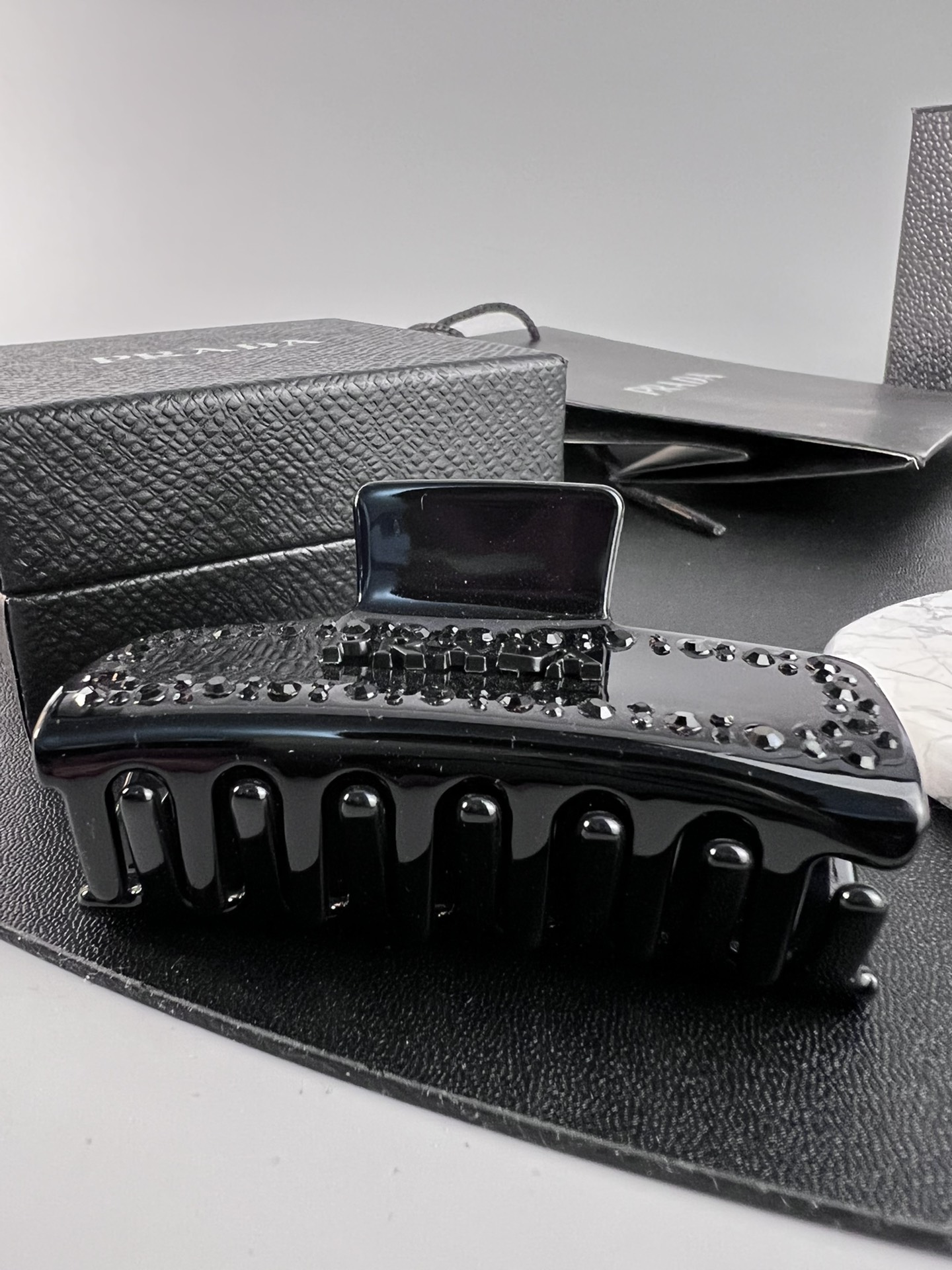 p150. Prada, black hairpin - 图片 4