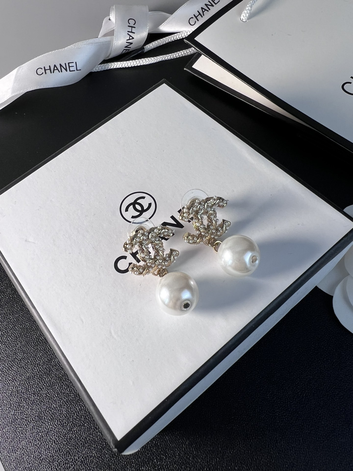 Chanel双C镶珍珠耳钉