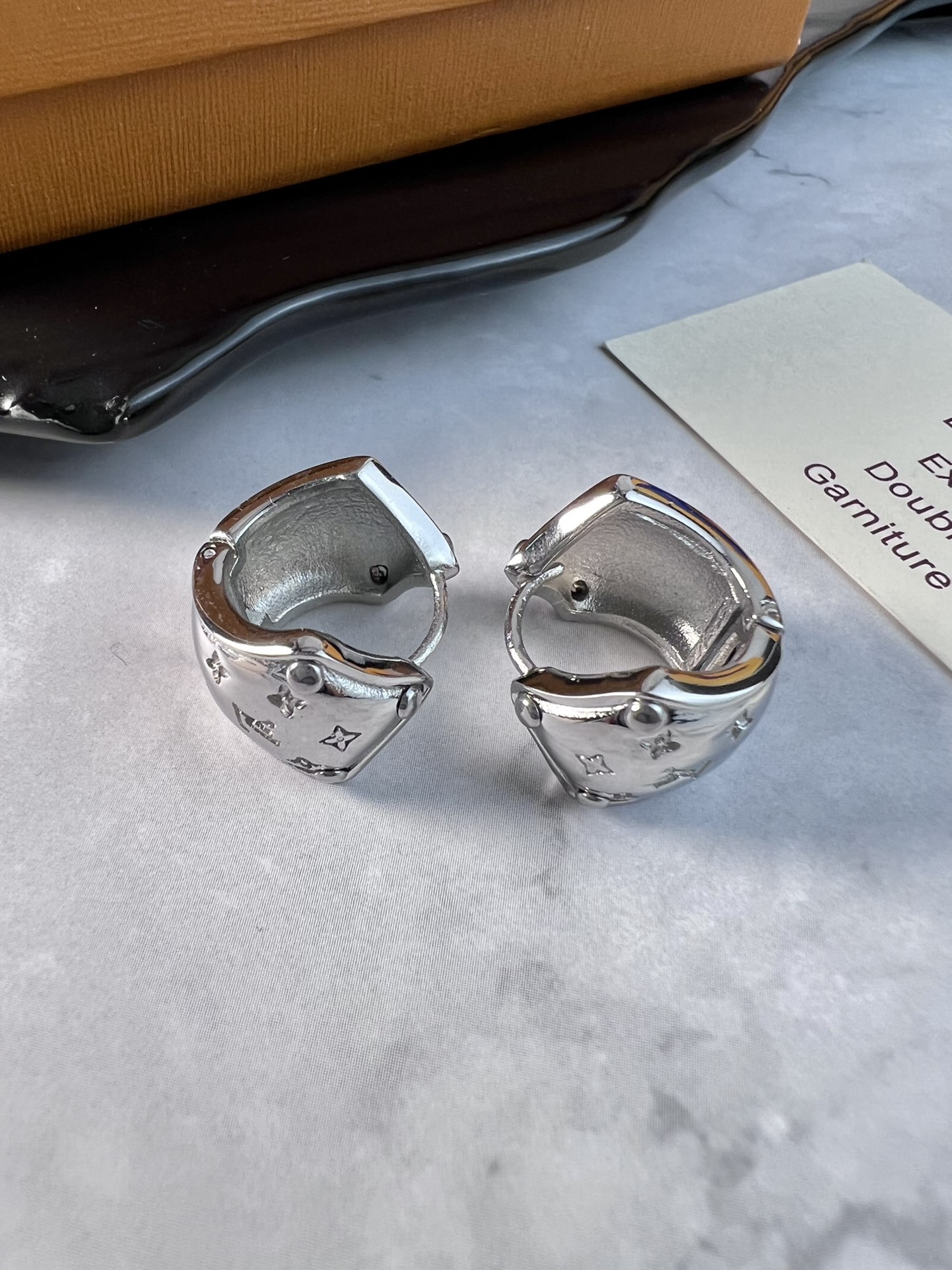 LV耳钉本款Nanogram耳环为抛光金属环镂刻Monogram图案致意品牌传承的同时见证精湛工艺