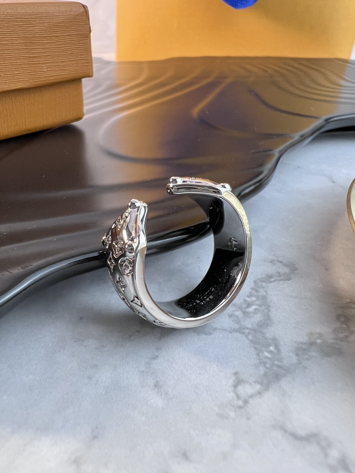 LV戒指本款Nanogram耳环为抛光金属环镂刻Monogram图案致意品牌传承的同时见证精湛工艺