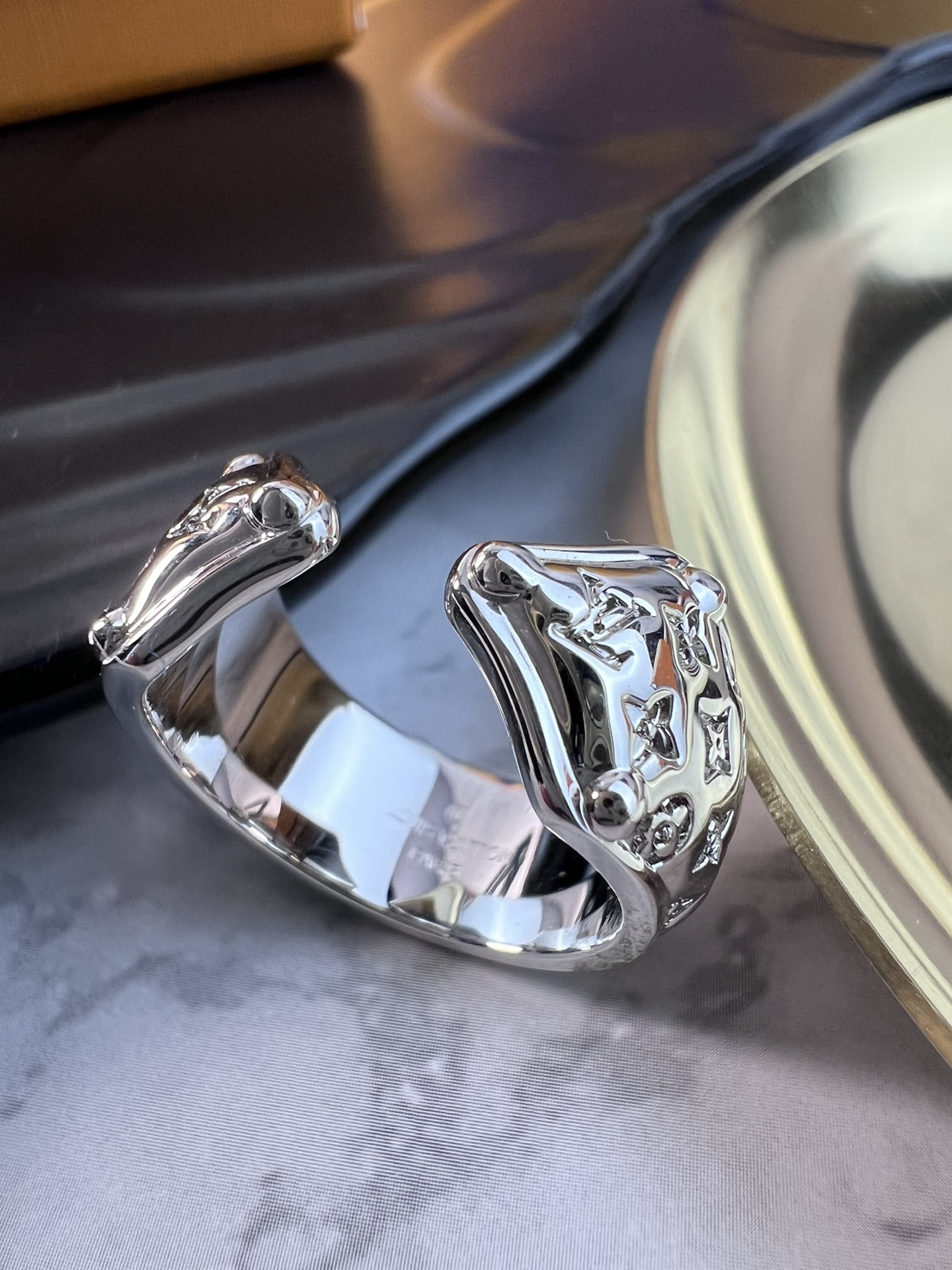 LV戒指本款Nanogram耳环为抛光金属环镂刻Monogram图案致意品牌传承的同时见证精湛工艺