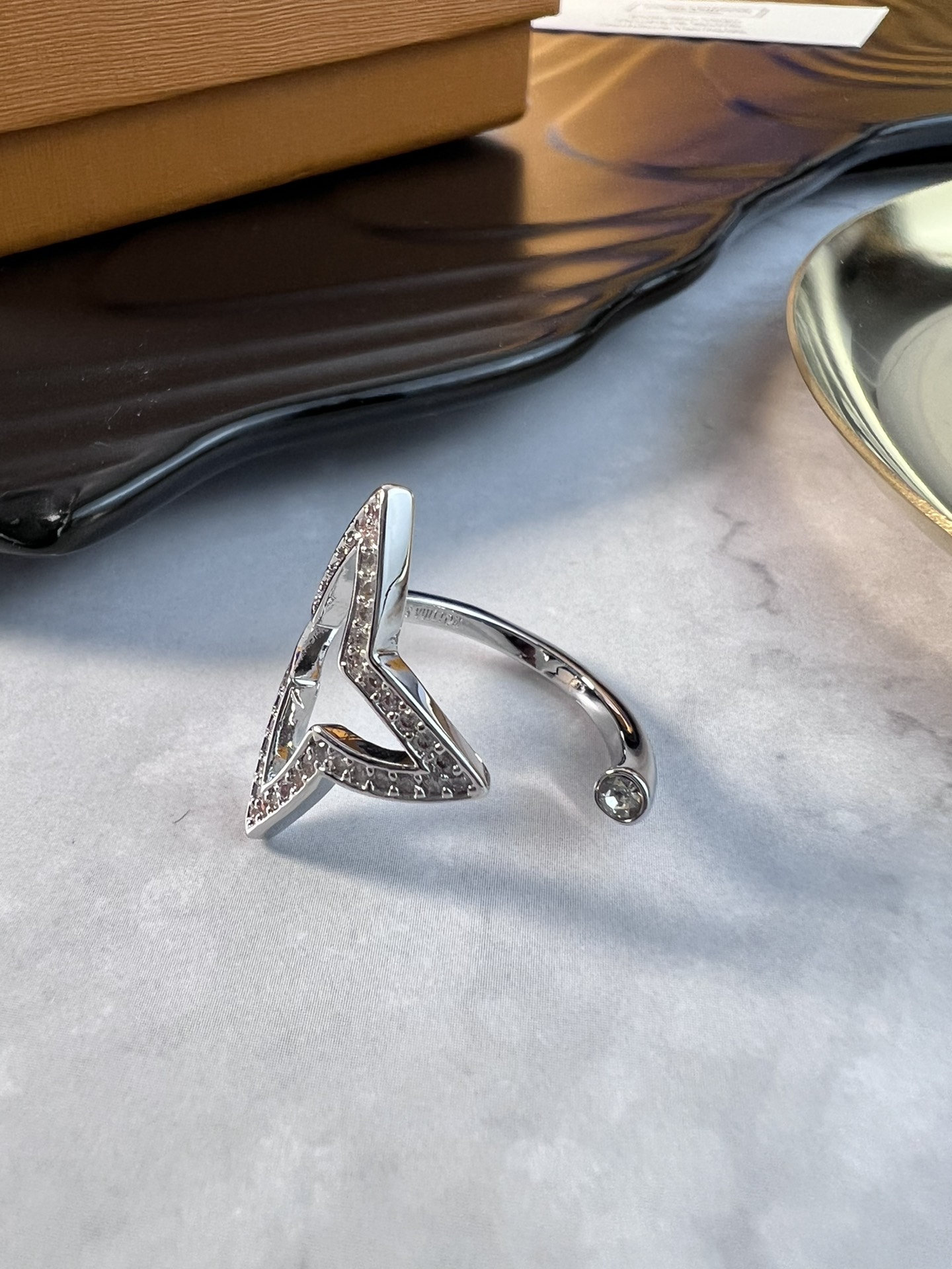 LV戒指本款开口戒指密镶钻石创意再现品牌于1896年创作的星形Monogram花卉