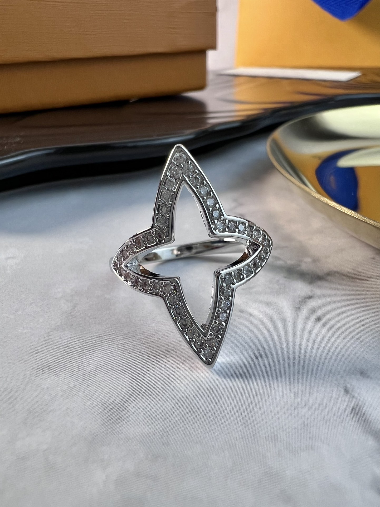 LV戒指本款开口戒指密镶钻石创意再现品牌于1896年创作的星形Monogram花卉