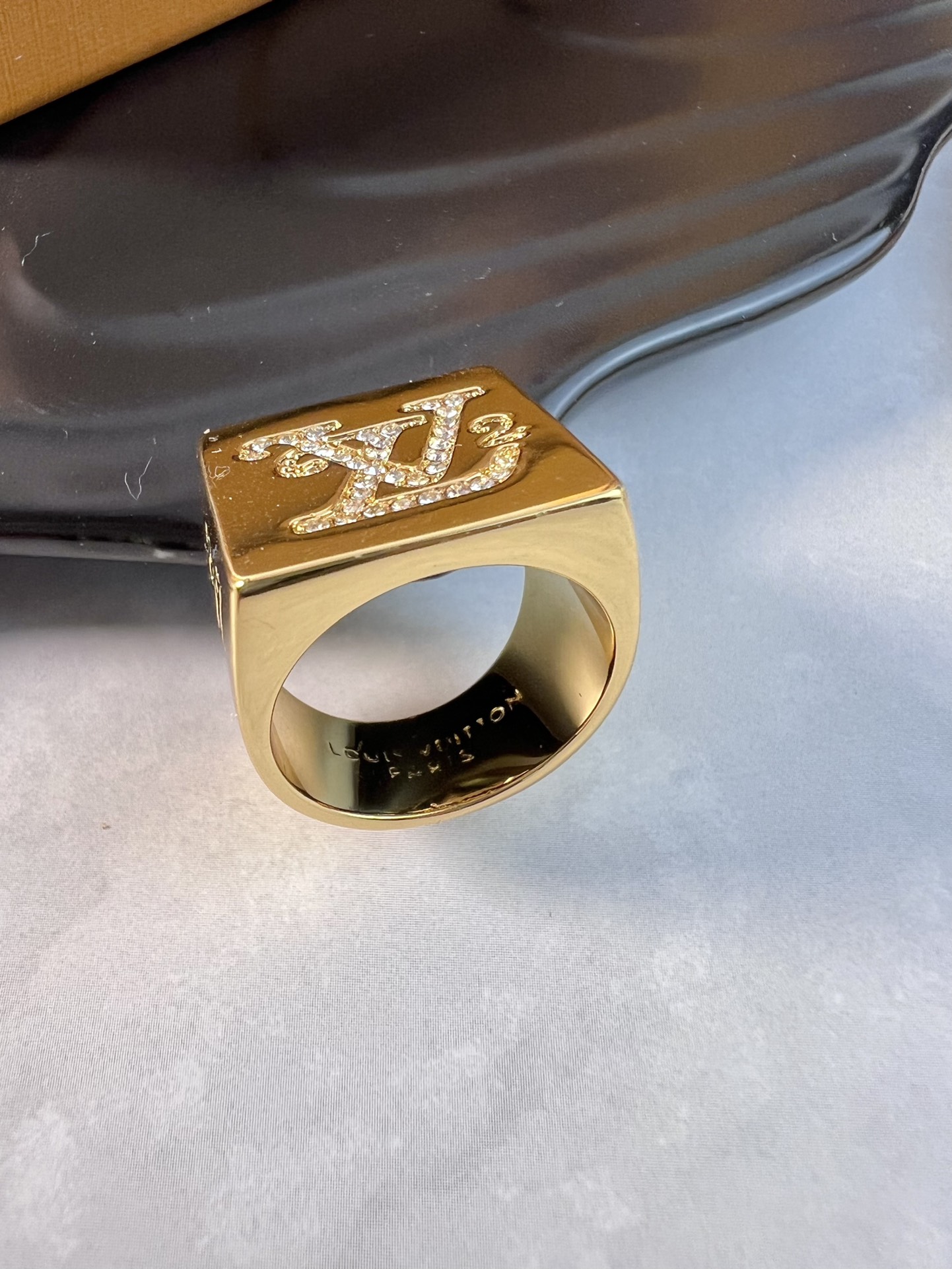 LV戒指线条整洁大气造型经典饰有品牌别具一格的标识元素LV字母镶钻码数678