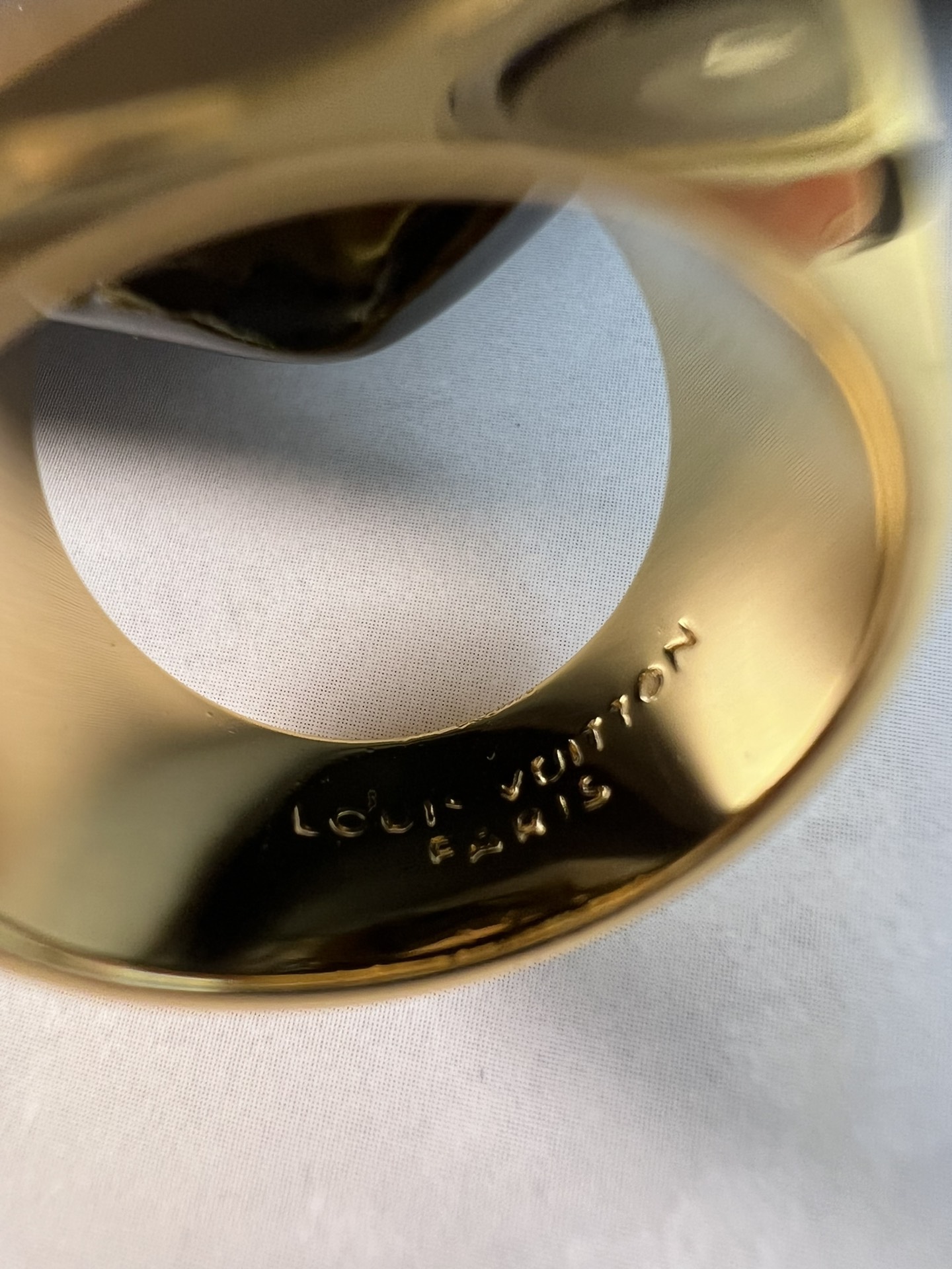 LV戒指线条整洁大气造型经典饰有品牌别具一格的标识元素LV字母镶钻码数678