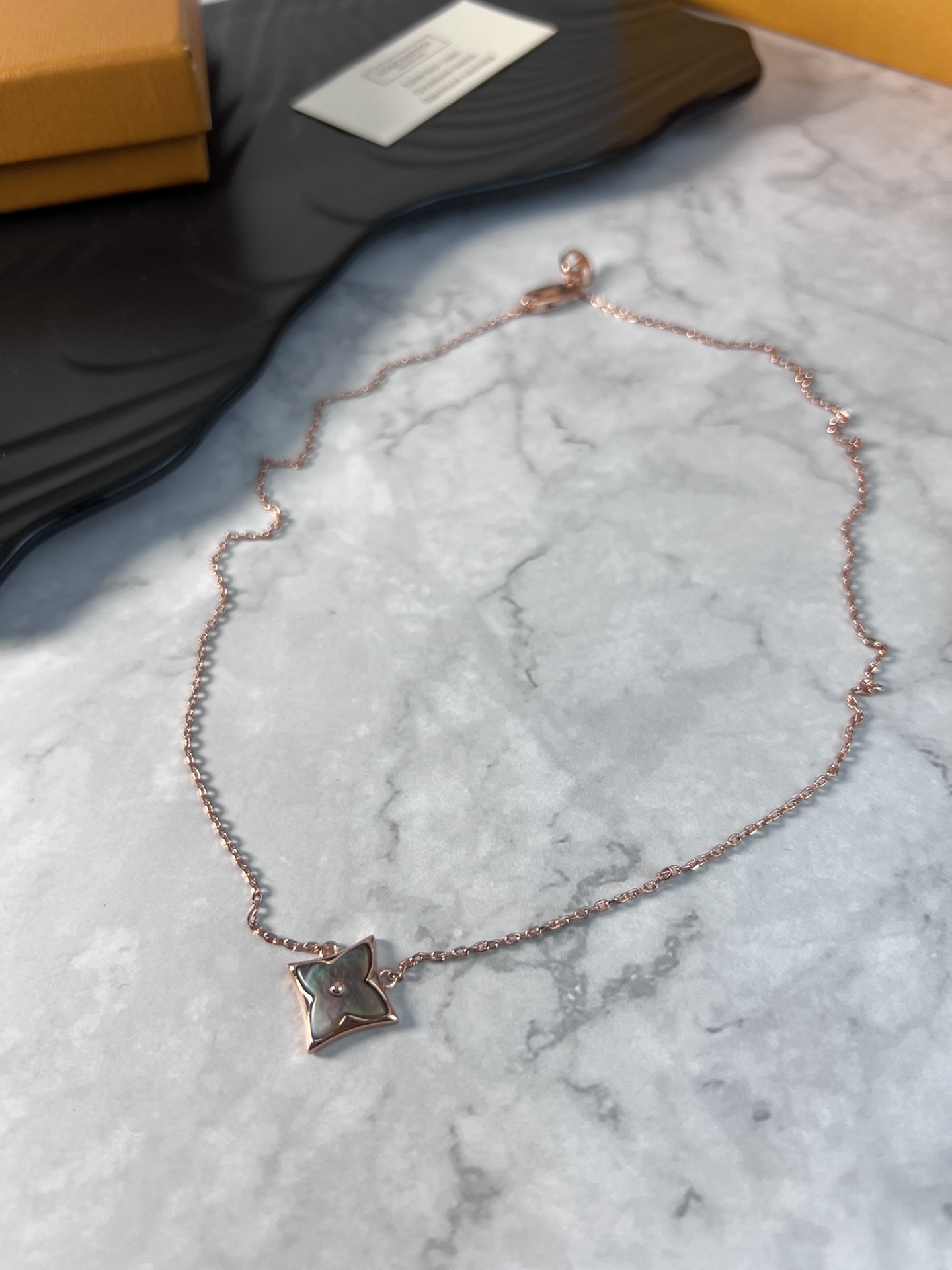 . La joyería de la serie LV Color Blossom está diseñada para rendir homenaje al motivo floral Monogram creado por Georg…