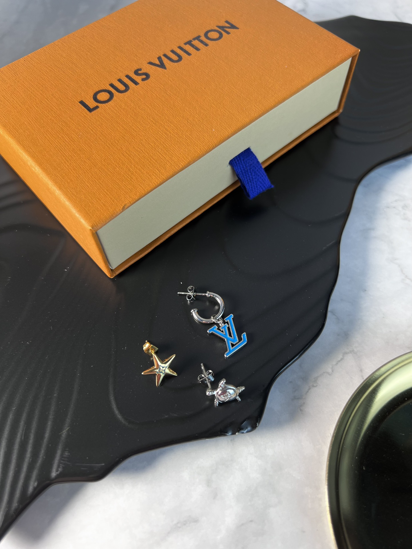 LV Aqualics 项链倾注海洋灵感，以漆光效果和水晶嵌饰雕琢典雅格调，清新意趣。
