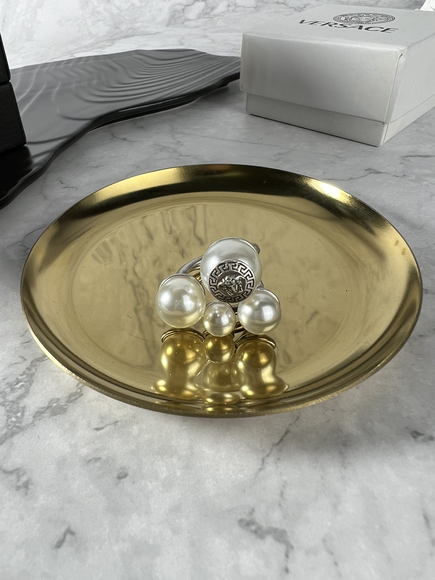 #260. Versace, Versace, Versace, Pearl, heads, rings, openings