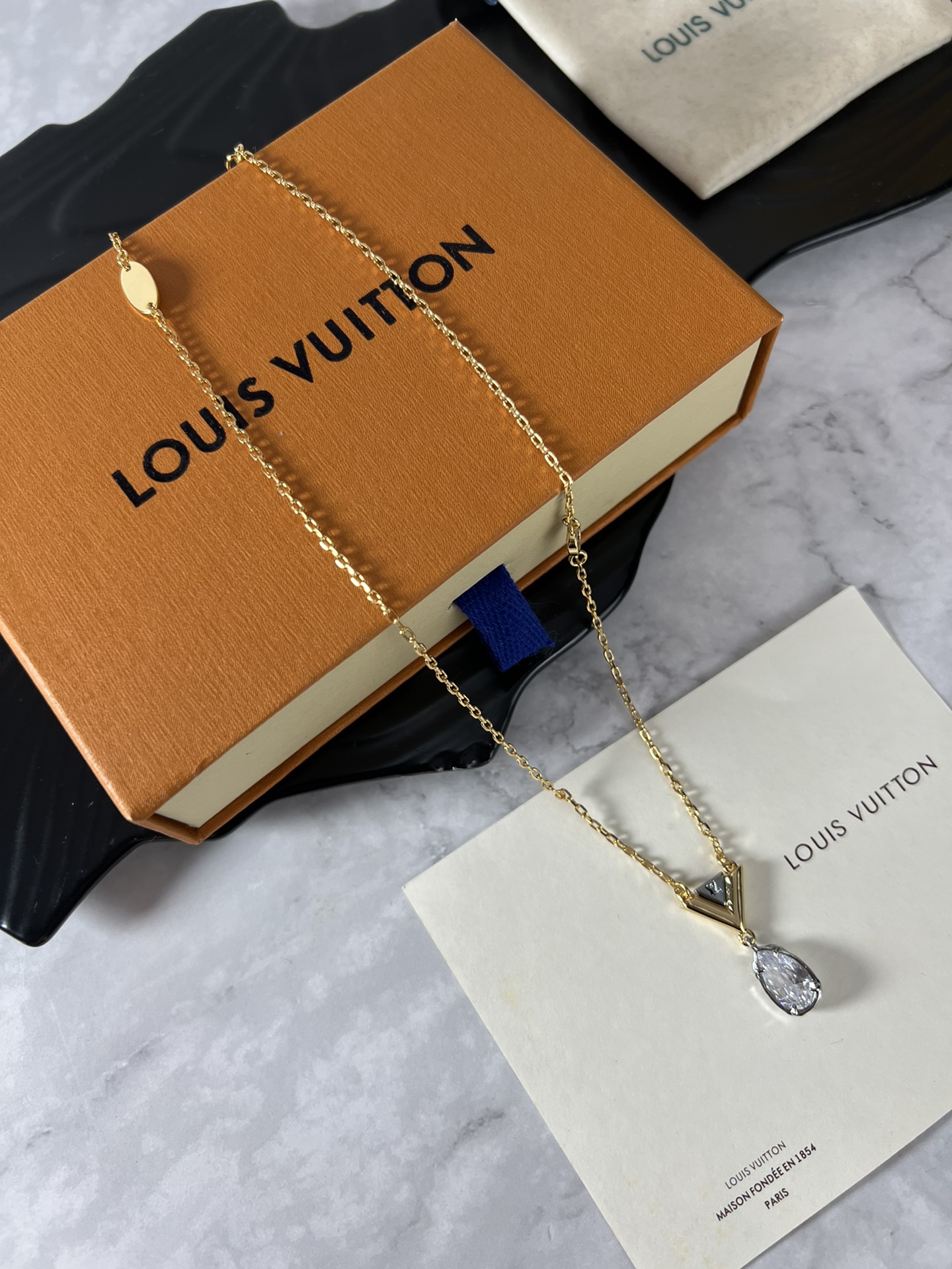 LVVForVuitton项链以温婉笔触诠释品牌经典元素为纤柔链条悬挂金属V字标识和璀璨仿水晶装饰可轻松